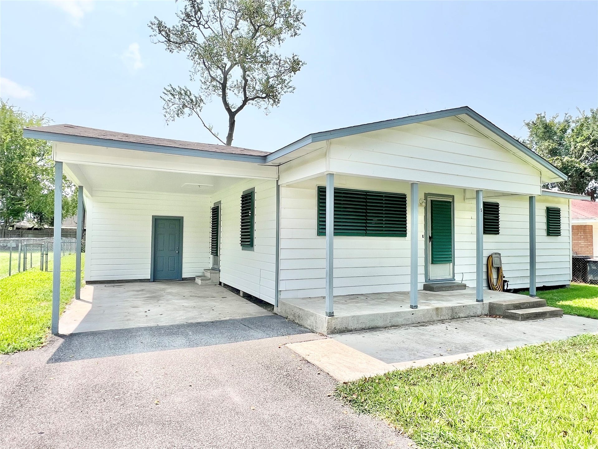 11815 15th Street, Santa Fe, TX 77510 CLEAN & MOVE IN READY!