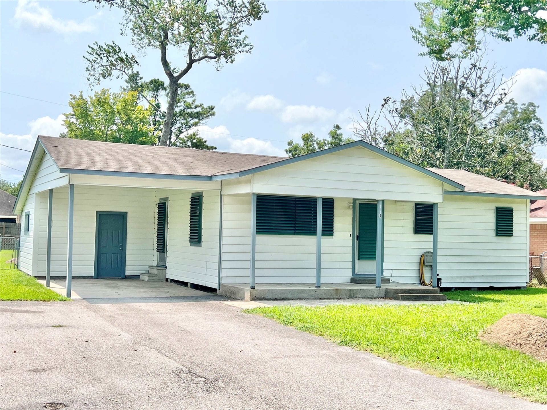 11815 15th Street, Santa Fe, TX 77510 Fresh paint inside and out!