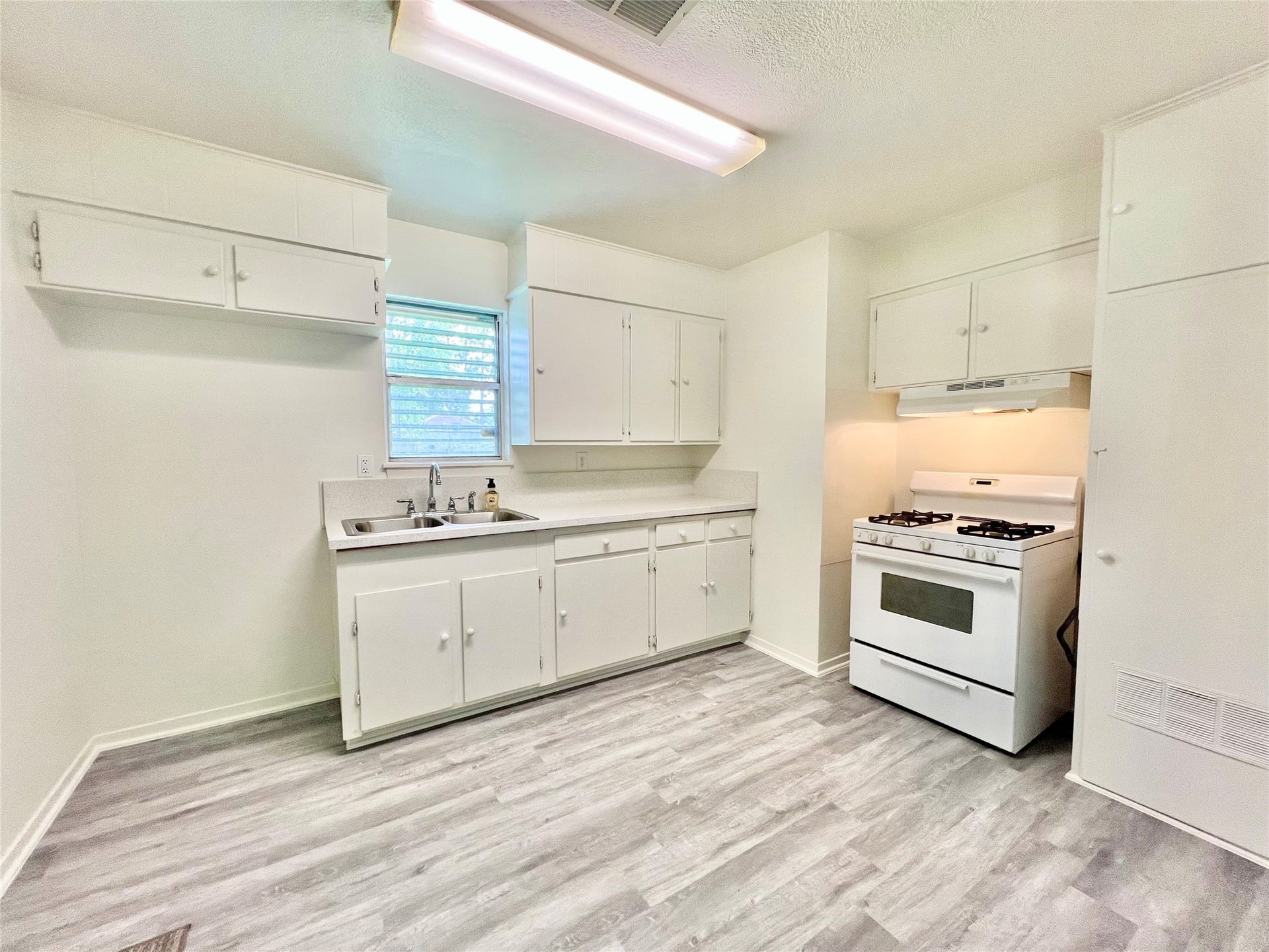 11815 15th Street, Santa Fe, TX 77510 Gas Range and Oven for the Chef in the Family