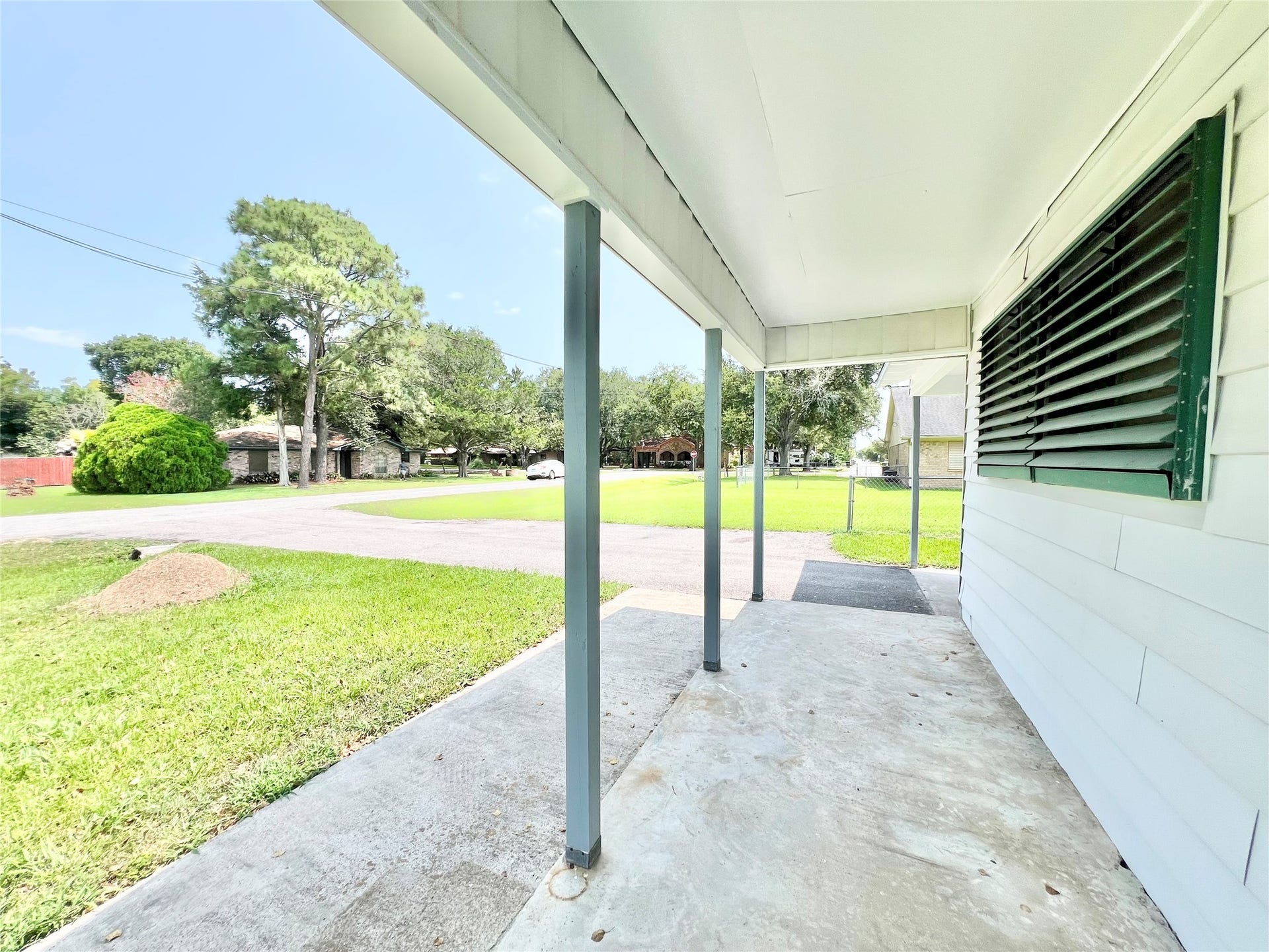 11815 15th Street, Santa Fe, TX 77510 Expansive Covered Front Shady Porch