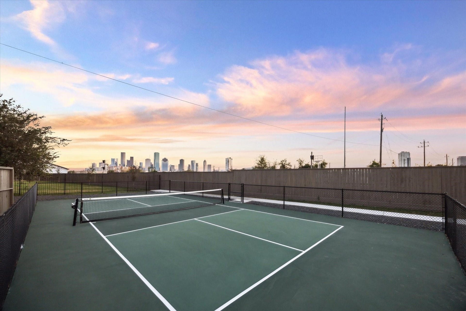 3083 Hicks Street, Houston, TX 77007 Enjoy the community pickleball court with scenic skyline backdrop.