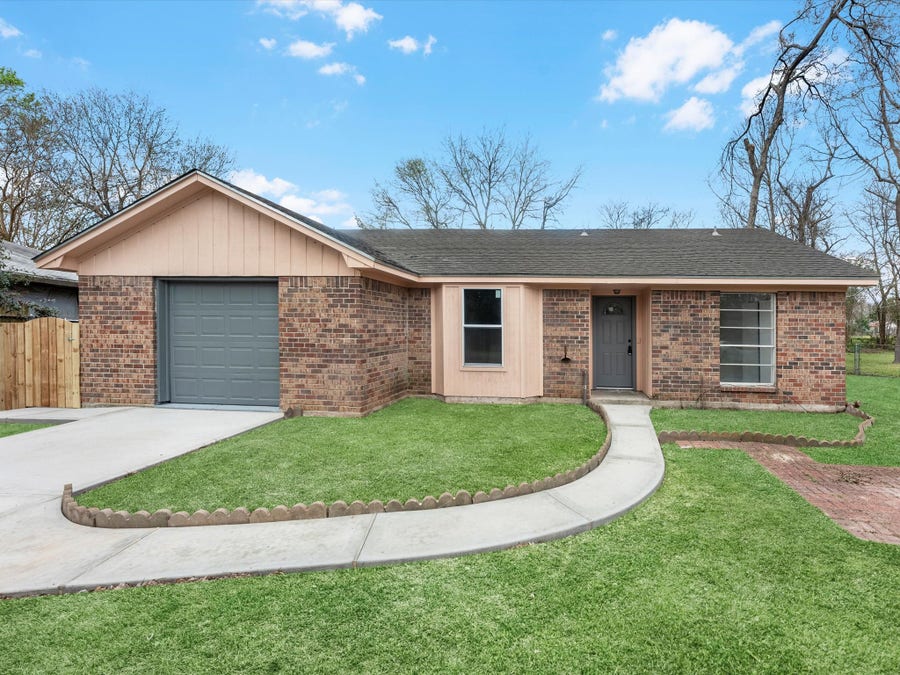 Property photo for 230 W Willwood Drive, Willis, TX