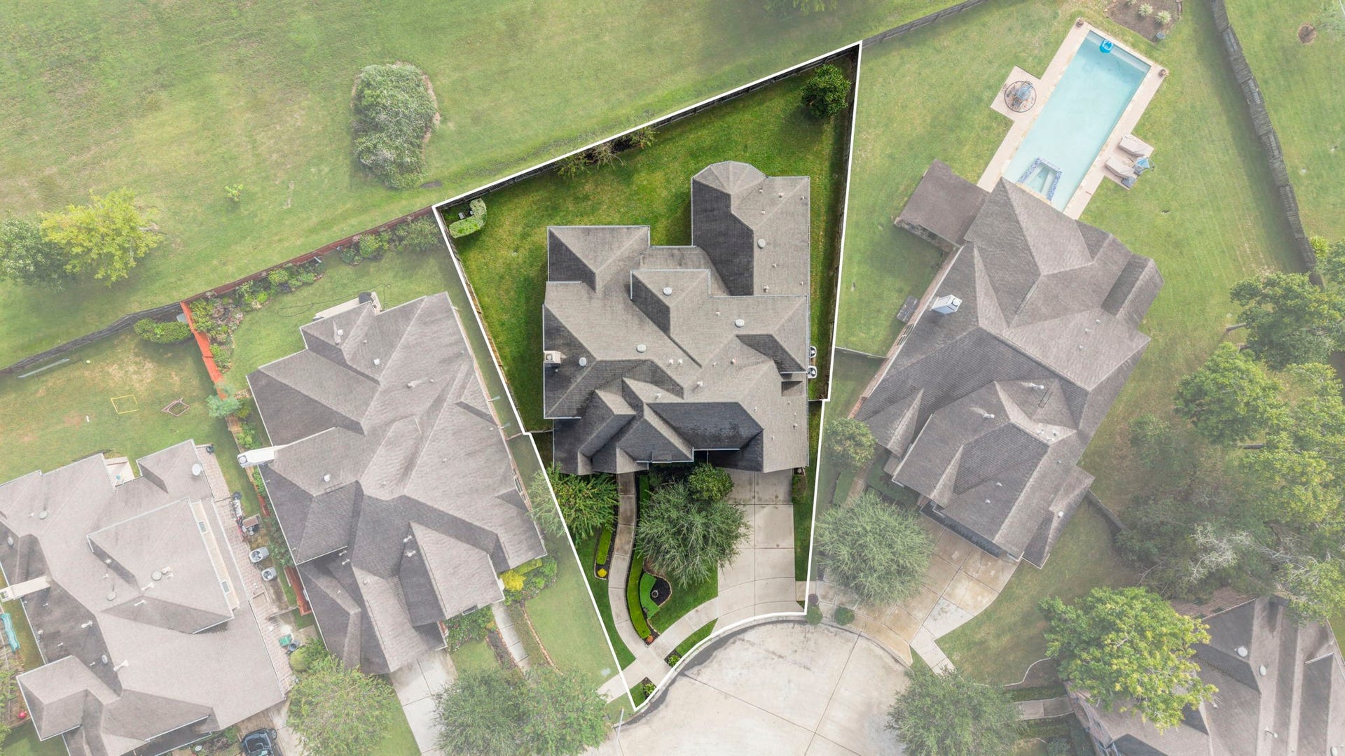 34 Stefano Way, Missouri City, TX 77459 Direct overhead birds-eye aerial perspective detailing the full property boundary outline, complex shingled roofline design, concrete driveway, front walkway landscaping, and fully fenced grassy backyard.