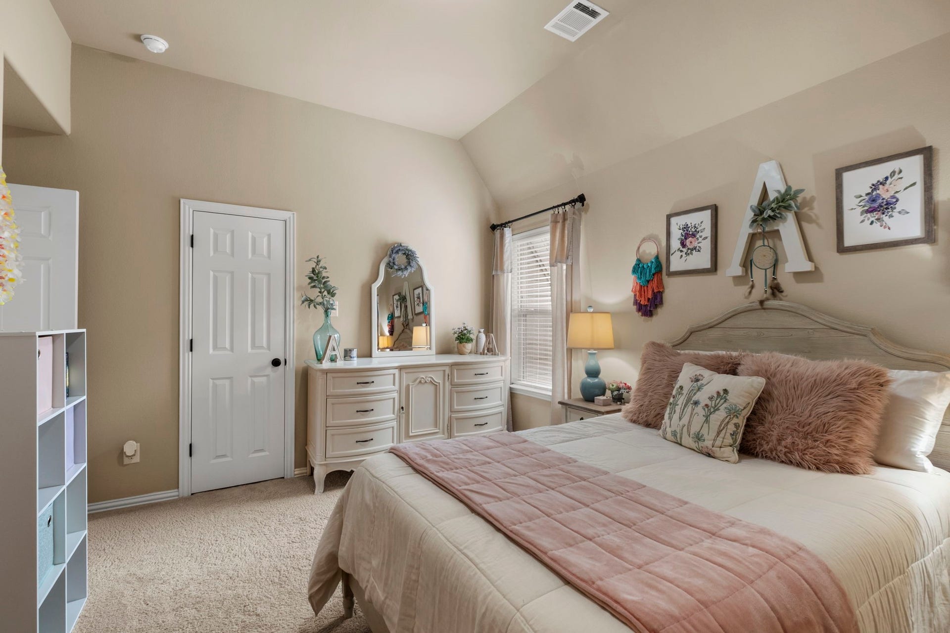 34 Stefano Way, Missouri City, TX 77459 Charming upstairs secondary bedroom featuring vaulted ceilings, plush neutral carpeting, a double-hung window with blinds and drapery, a standard storage closet, and direct suite access.