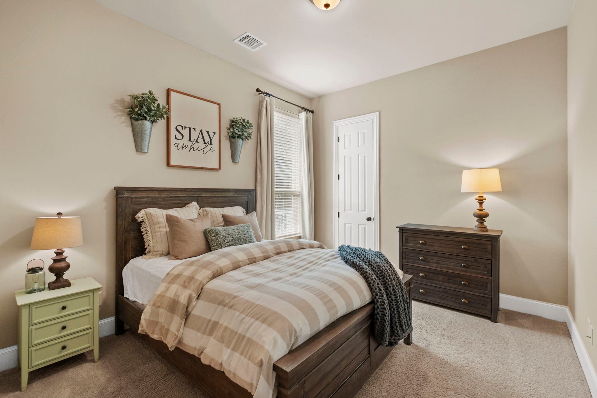 34 Stefano Way, Missouri City, TX 77459 Generously sized secondary bedroom featuring plush carpeting, neutral painted walls, a large double-hung window with blinds, and a standard closet with a raised-panel interior door.