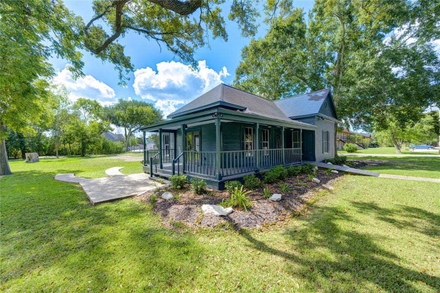 Property photo for 602 E Myrtle Street, Angleton, TX