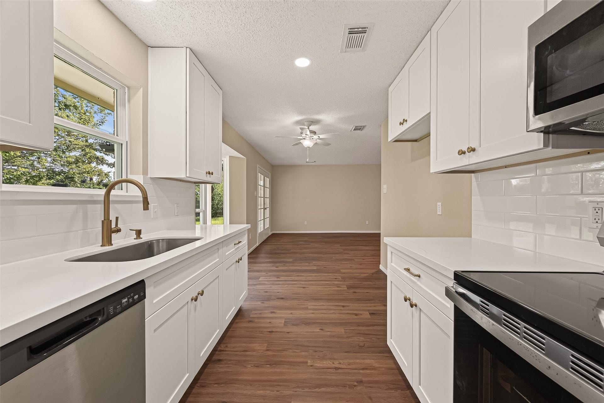2305 Kingsway Drive, League City, TX 77573 2305 Kingsway Drive, League City, TX 77573