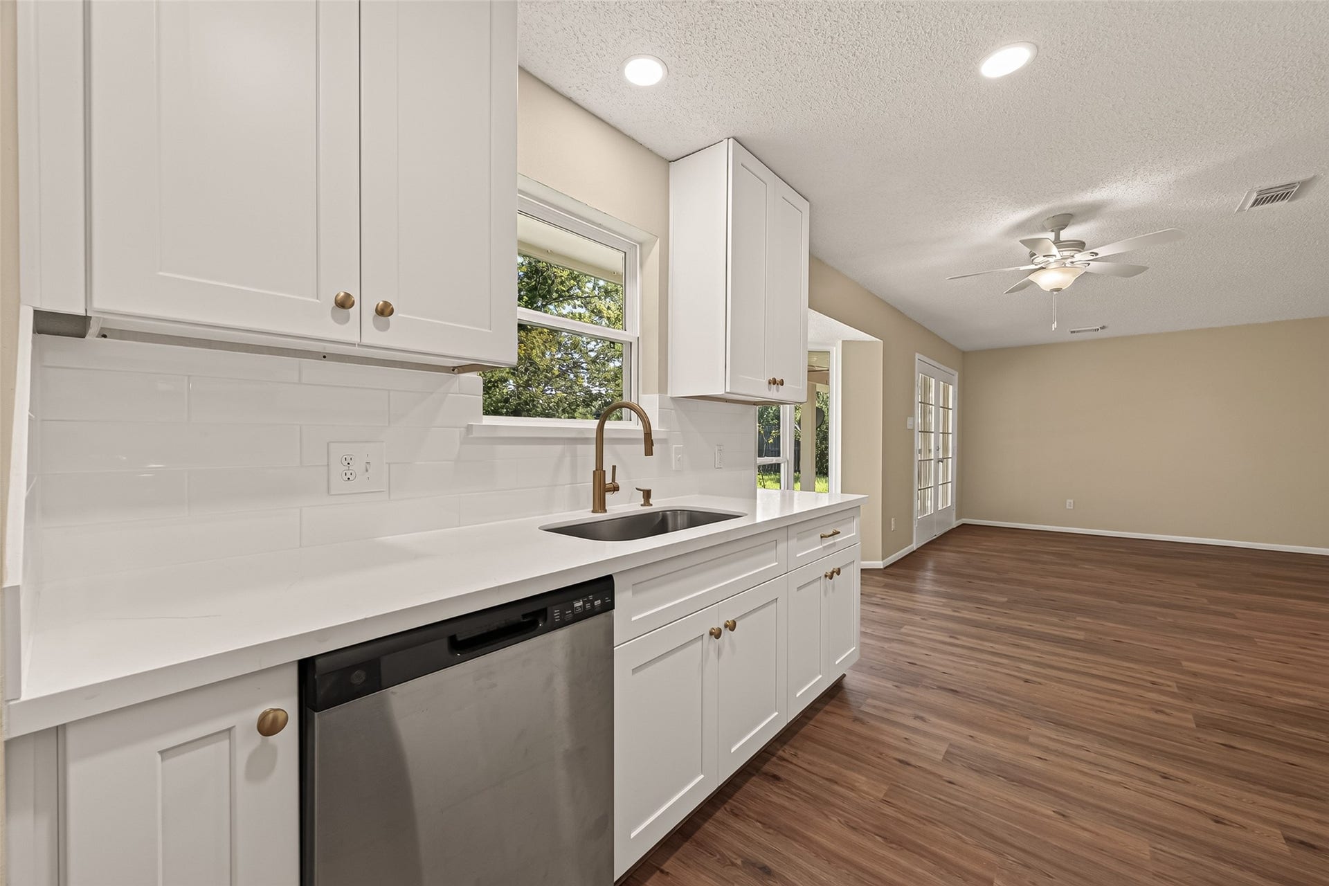 2305 Kingsway Drive, League City, TX 77573 2305 Kingsway Drive, League City, TX 77573