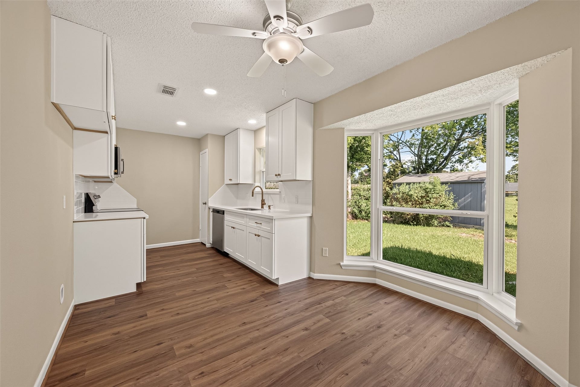 2305 Kingsway Drive, League City, TX 77573 2305 Kingsway Drive, League City, TX 77573