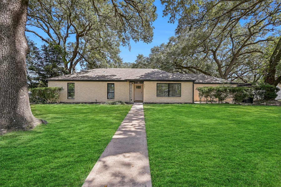 Property photo for 801 S Jackson Street, Alvin, TX