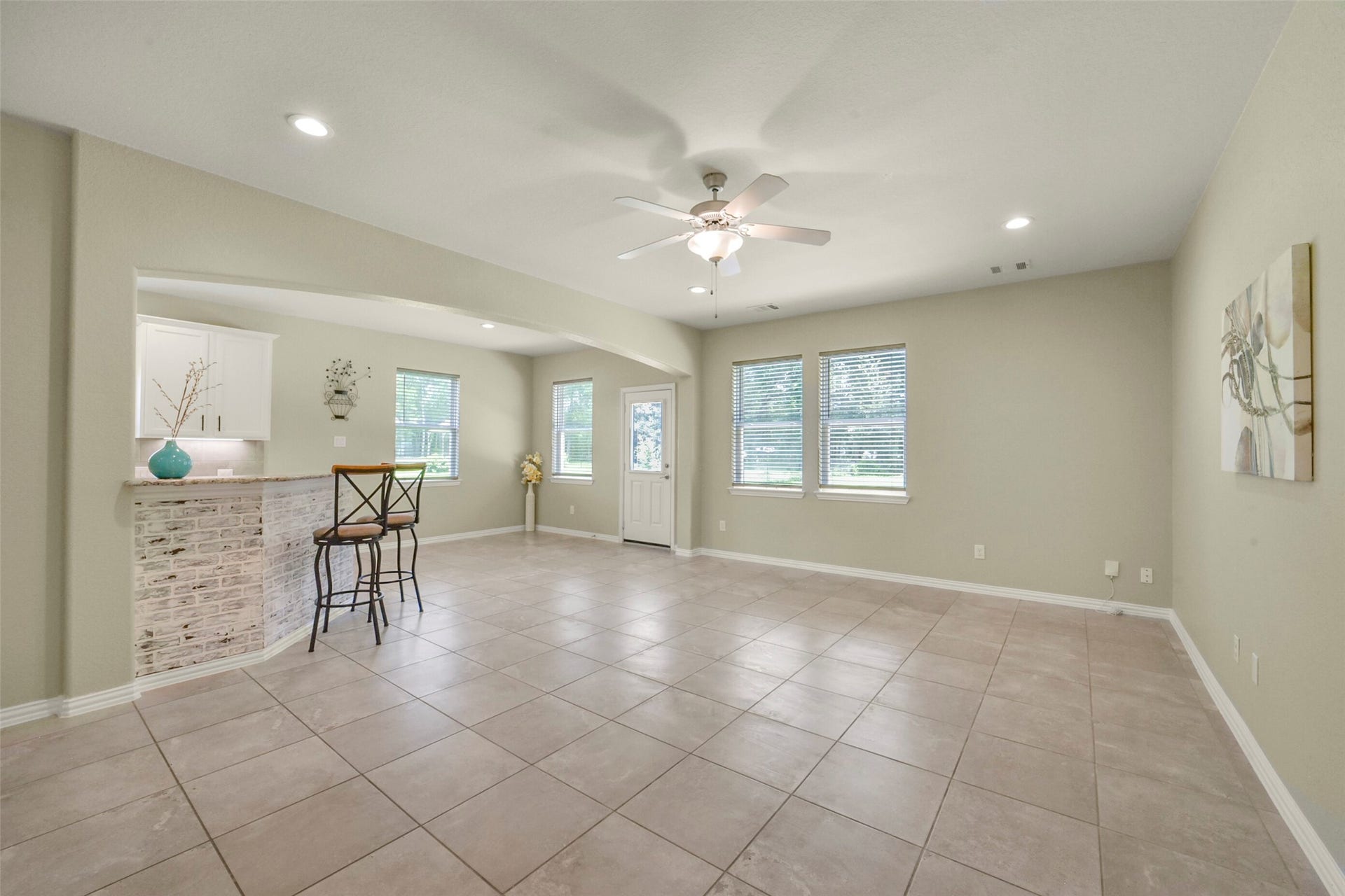 82 Road 6607, Dayton, TX 77535 Open to the living area.82 Road 6607, Dayton TX 77535