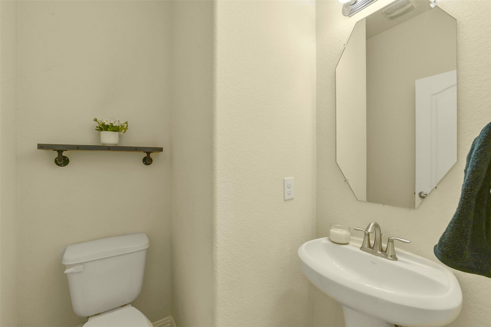 82 Road 6607, Dayton, TX 77535 Powder (1/2 bath) room downstairs. 82 Road 6607, Dayton TX 77535