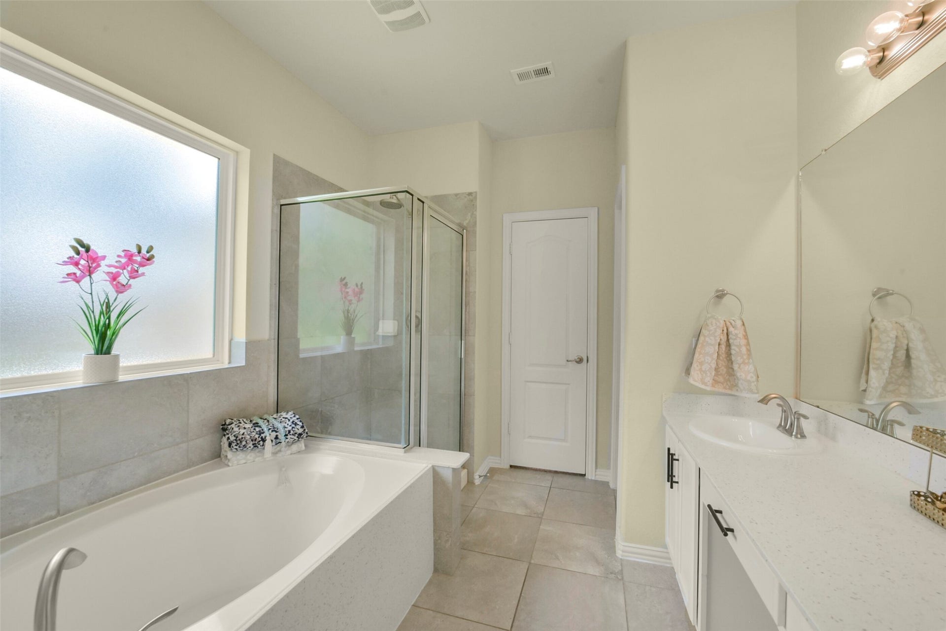 82 Road 6607, Dayton, TX 77535 Pic 2 of the primary bath. Double sinks, vanity, large soaking tub and standup shower. 82 Road 6607, Dayton TX 77535