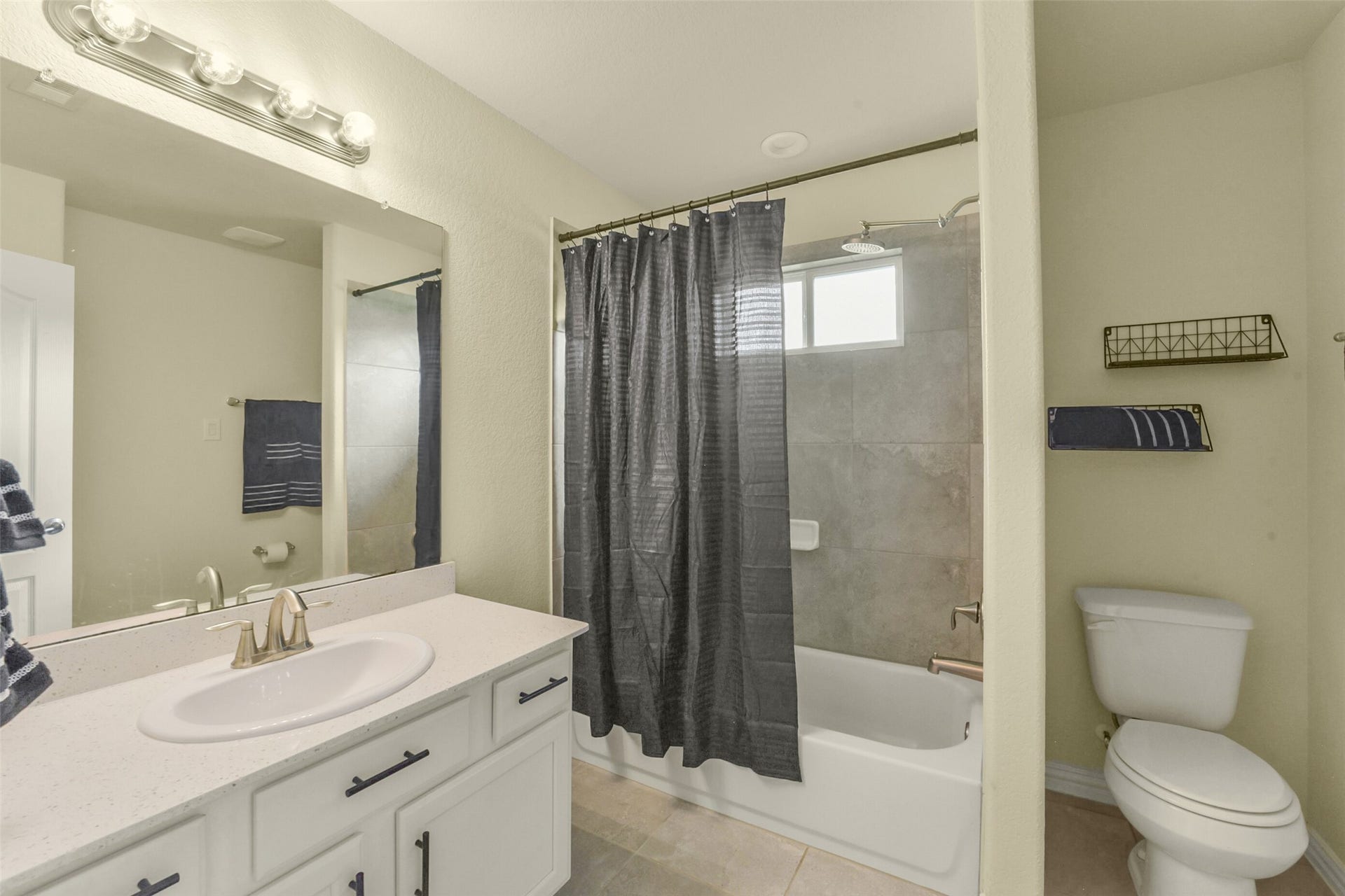 82 Road 6607, Dayton, TX 77535 Upstairs hall bath 82 Road 6607, Dayton TX 77535
