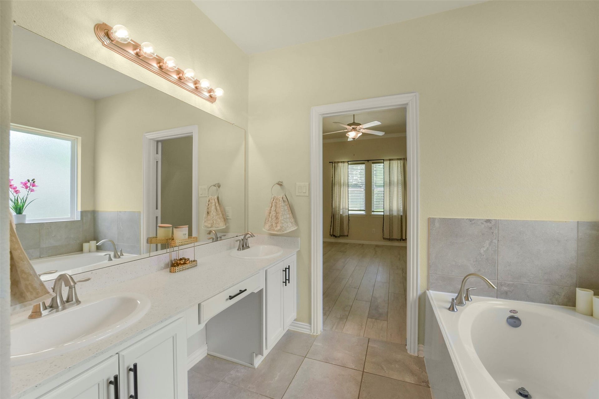 82 Road 6607, Dayton, TX 77535 Pic 3 of the primary bath. Double sinks, vanity, large soaking tub and standup shower. 82 Road 6607, Dayton TX 77535