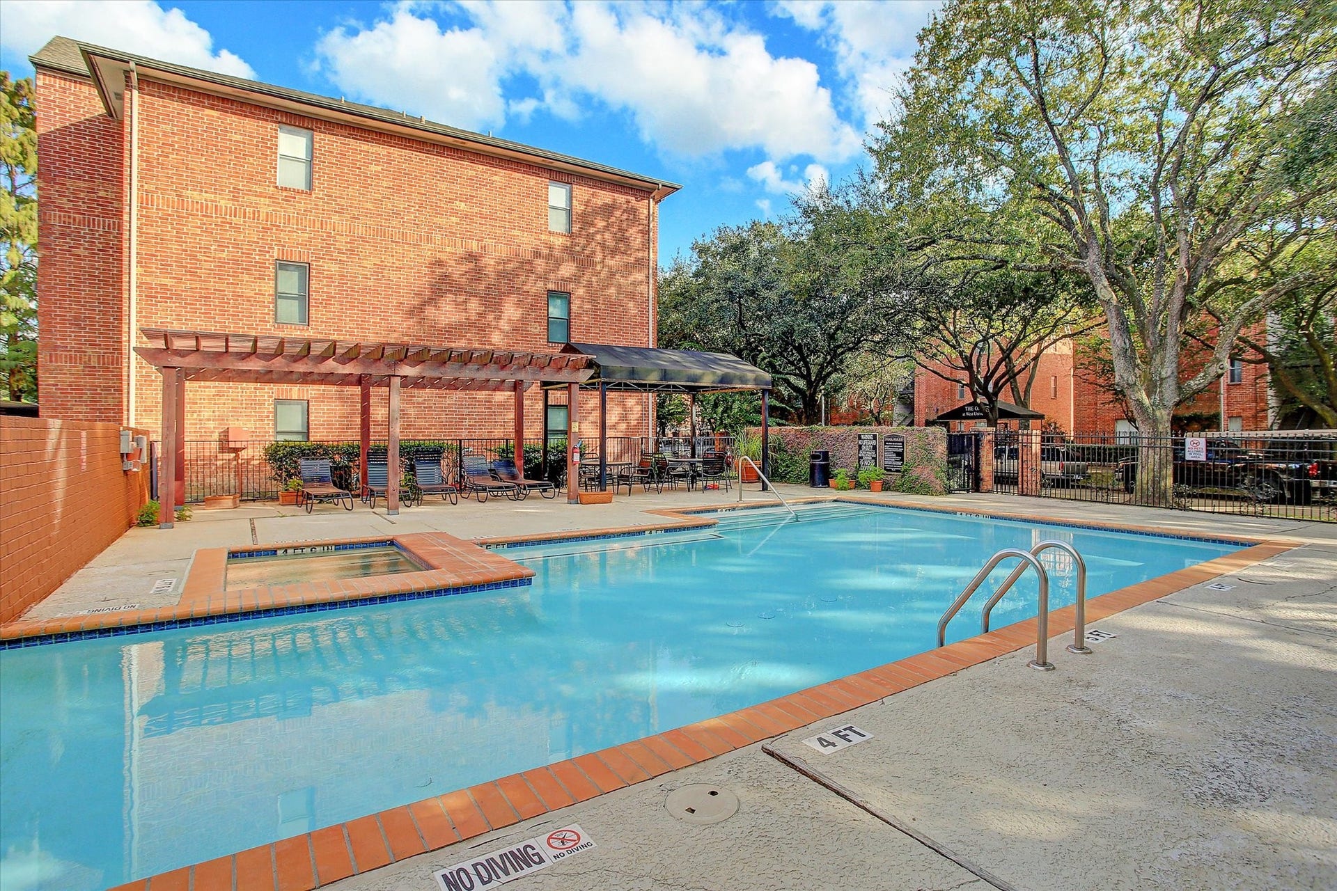 4041 Law Street, #512, Houston, TX 77005 Sparkling pool just steps away from unit #512.