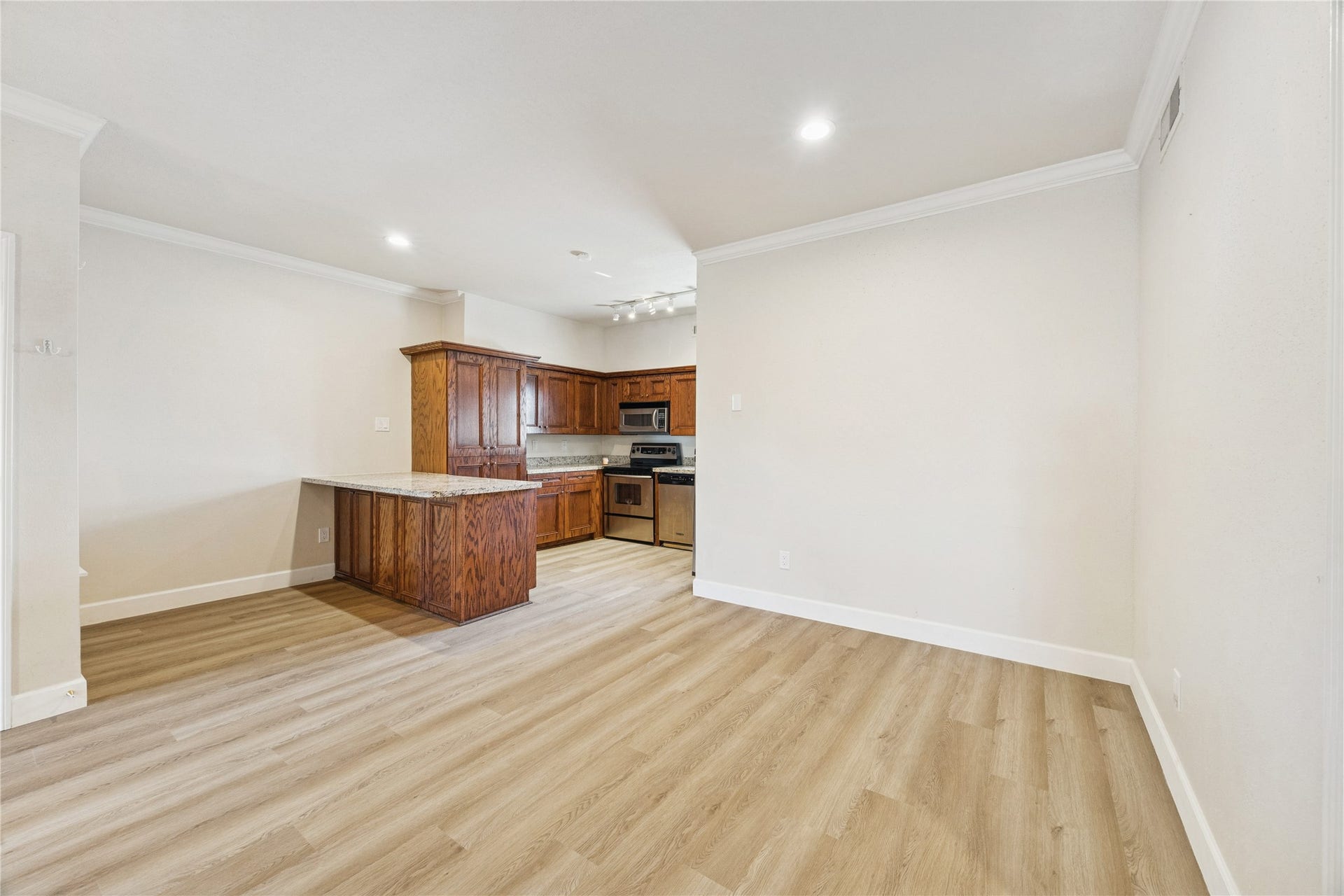 4041 Law Street, #512, Houston, TX 77005 Kitchen, dining, and breakfast bar.