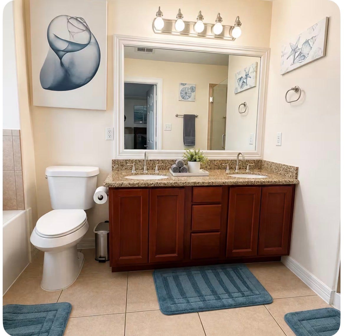 2215 Nettleton Street, Houston, TX 77004 Main bedroom full bath