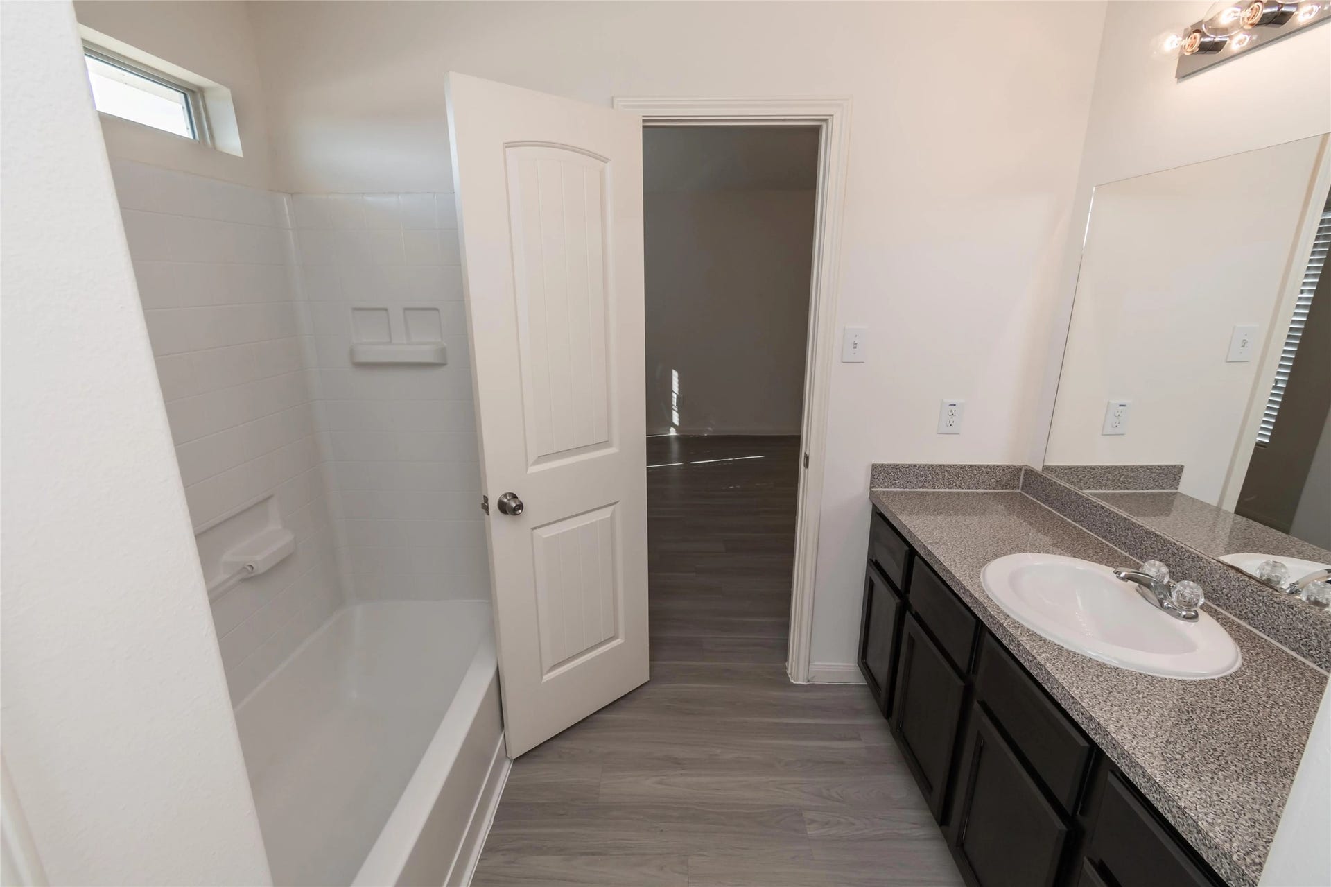 2615 Montecito Lane, Richmond, TX 77406 Photos may be representative of the floor plan and not the exact home. Finishes, layout, and features of the actual property for lease may vary.