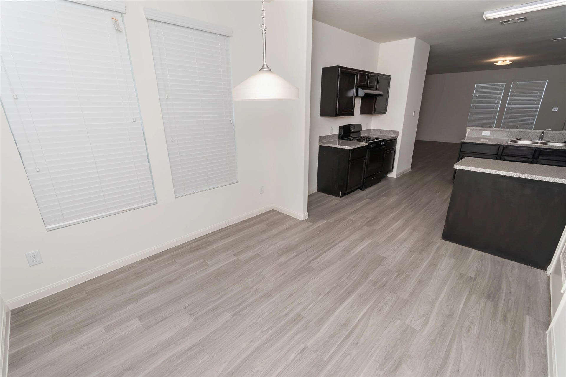 2615 Montecito Lane, Richmond, TX 77406 Photos may be representative of the floor plan and not the exact home. Finishes, layout, and features of the actual property for lease may vary.