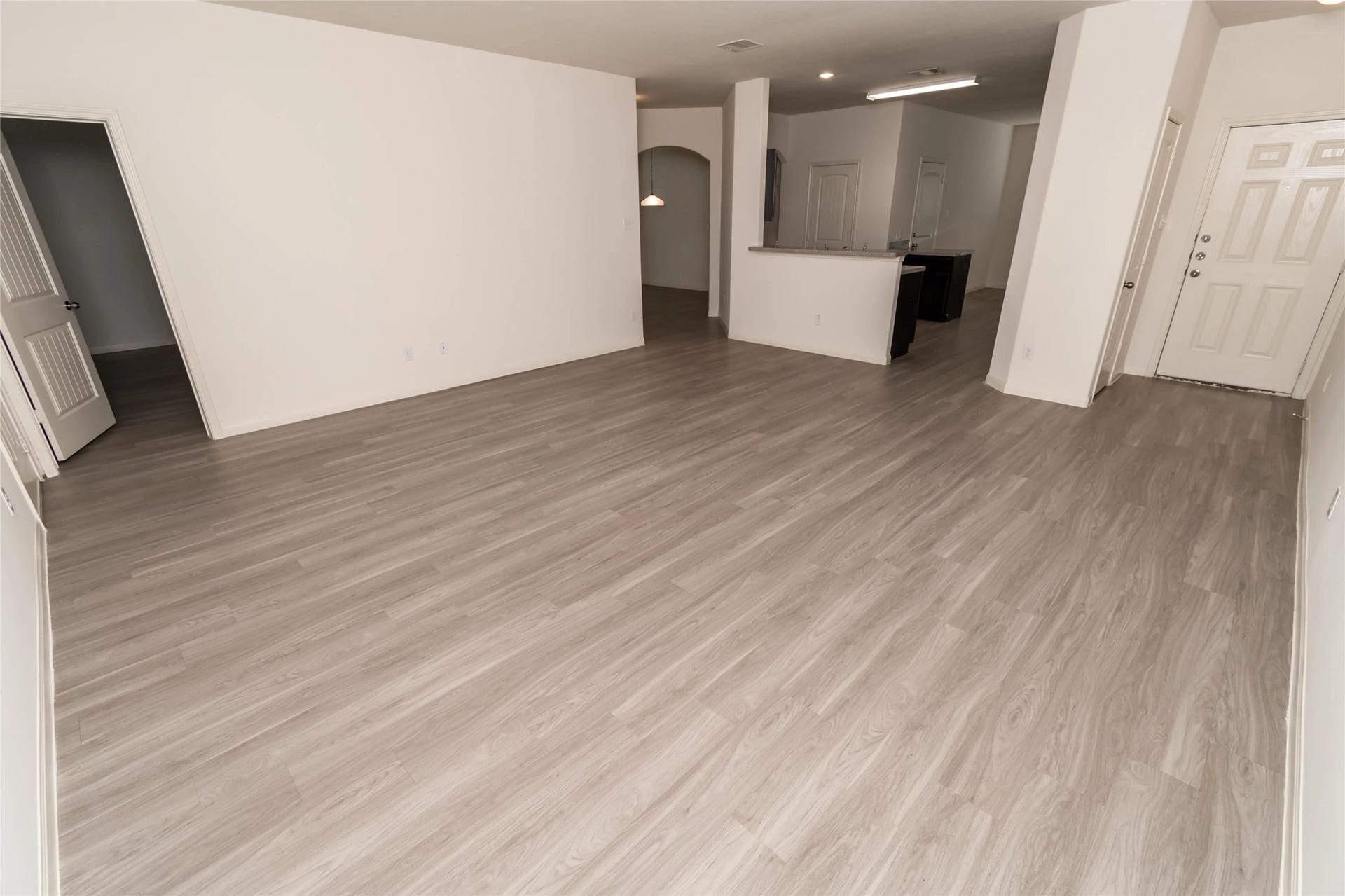 2615 Montecito Lane, Richmond, TX 77406 Photos may be representative of the floor plan and not the exact home. Finishes, layout, and features of the actual property for lease may vary.