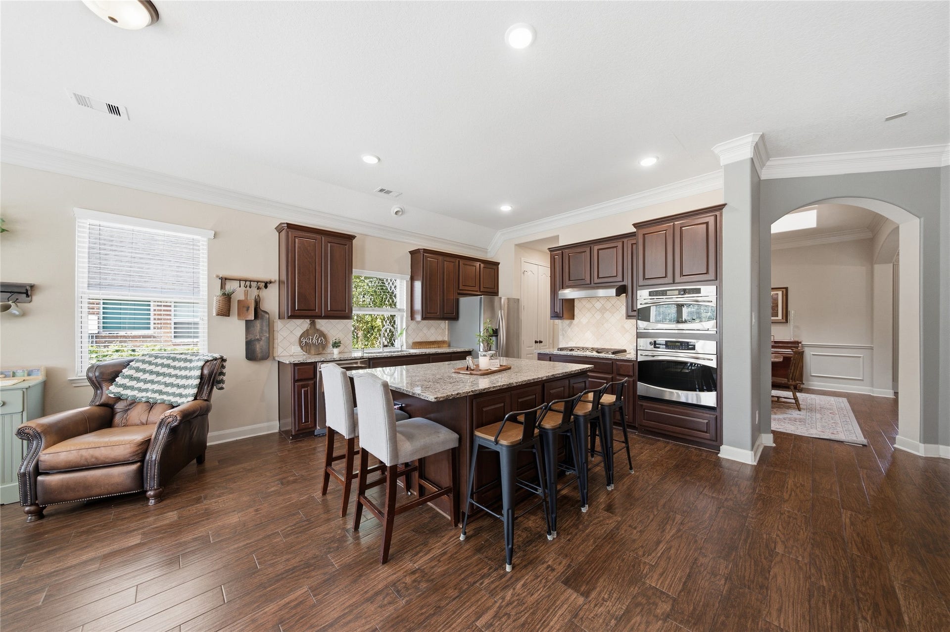 30511 Sethora Hill Way, Fulshear, TX 77441 At the heart of the home, the large kitchen connects to a spacious breakfast room and dining room, providing ample space for everyday meals, holiday gatherings, and entertaining.