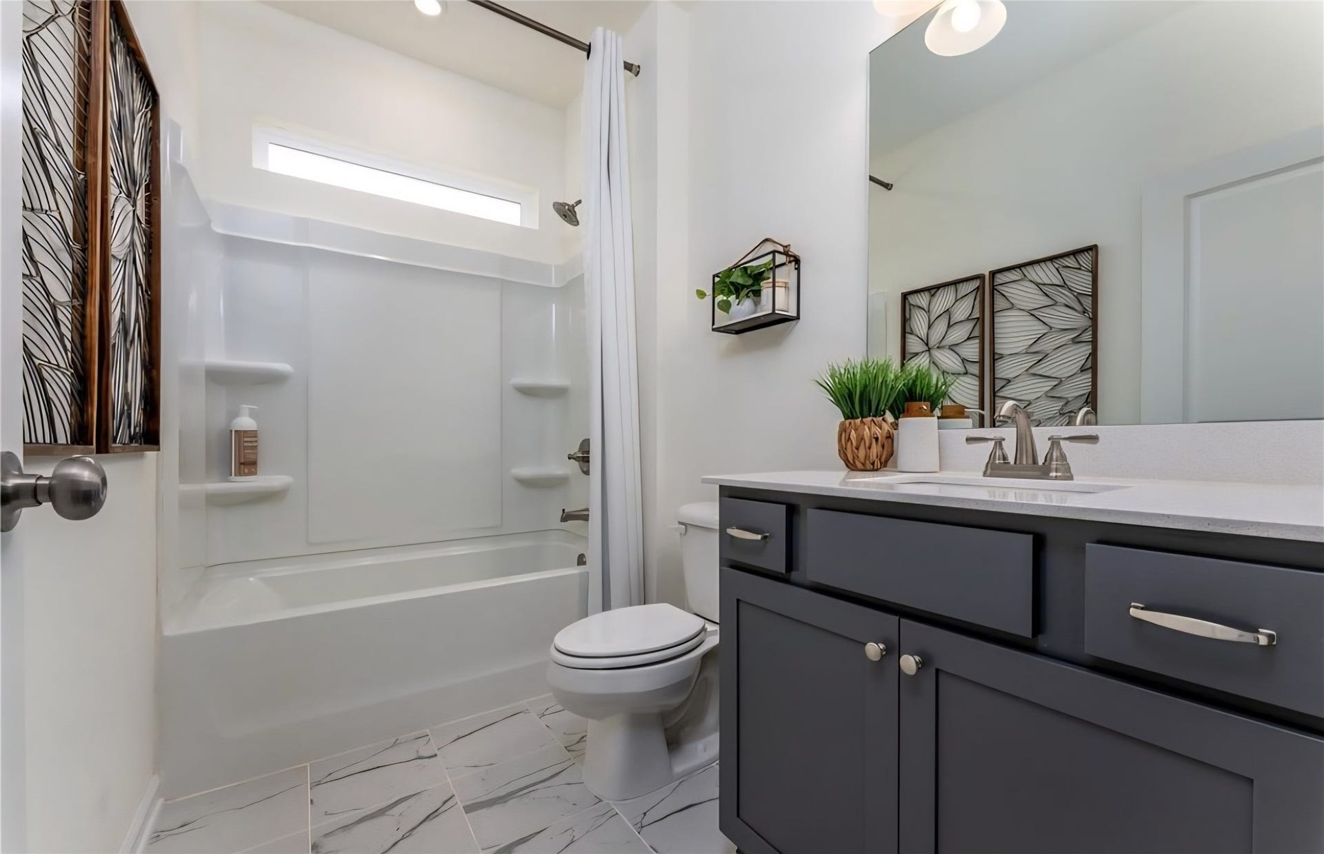 6118 Royal Palm Drive, Manvel, TX 77578 This image is a staged model only to be used for illustration purposes only. Colors and finishes may vary. The listing has white finishes.