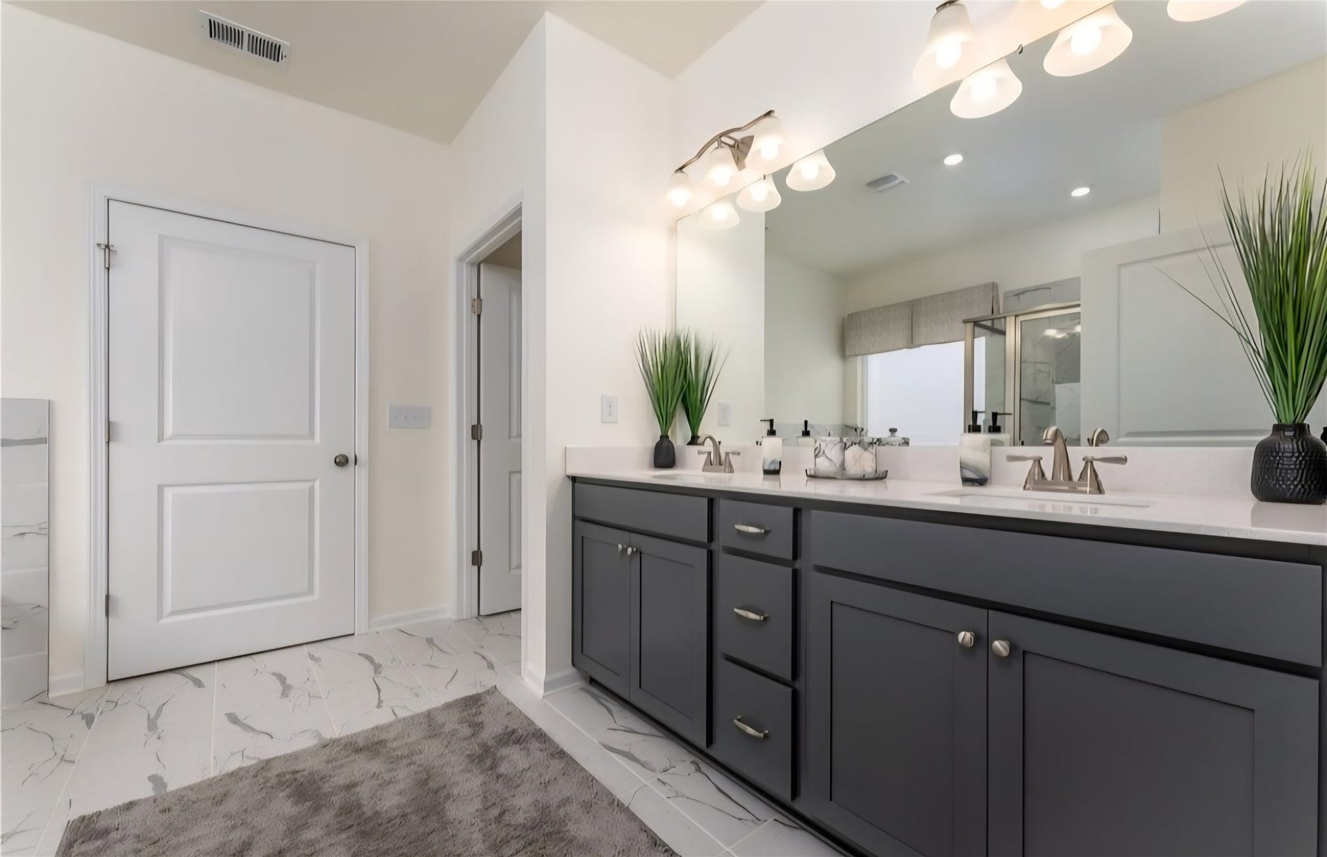 6118 Royal Palm Drive, Manvel, TX 77578 This image is a staged model only to be used for illustration purposes only. Colors and finishes may vary. The listing has white finishes.