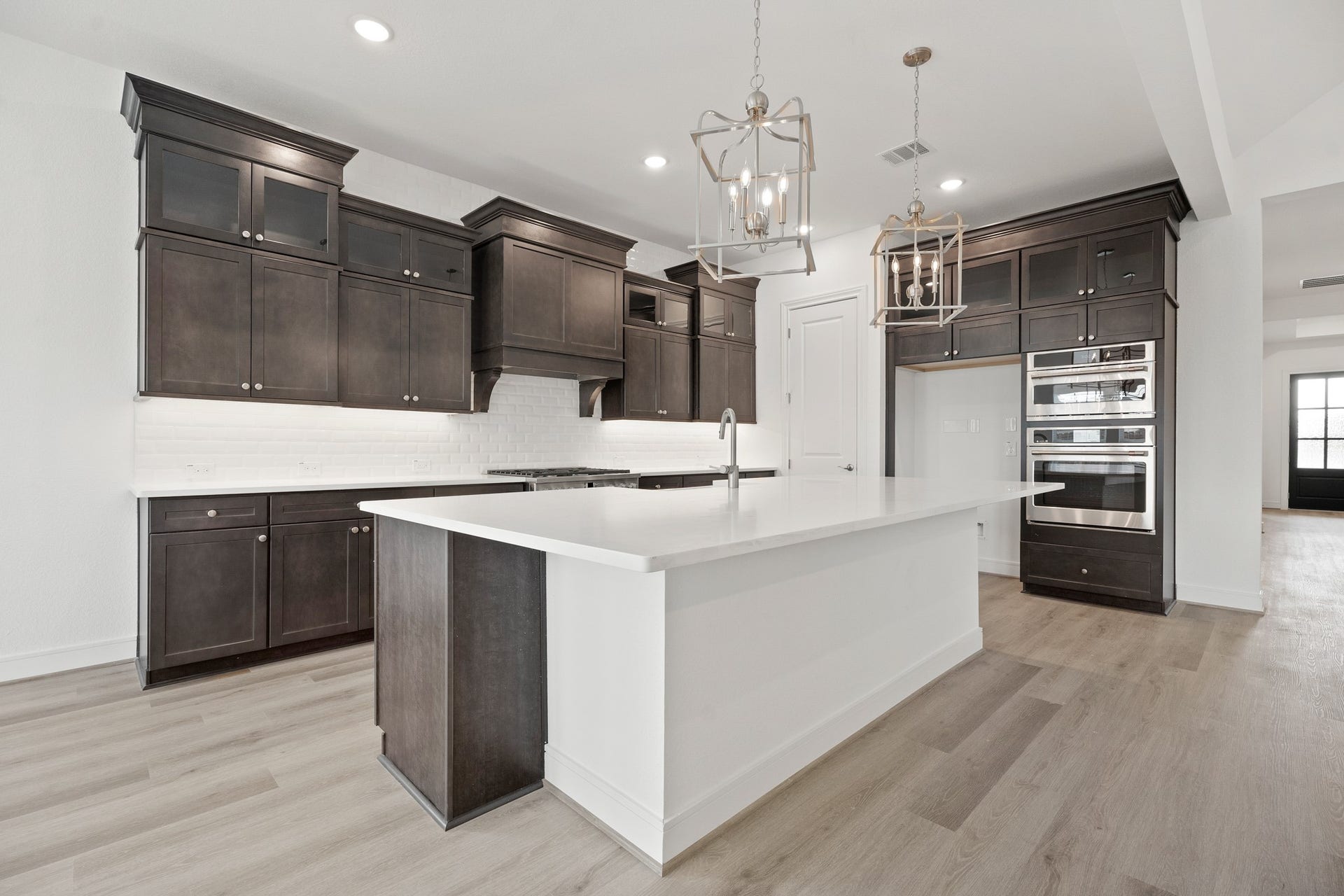 Stylish kitchen (*Photo not of actual home and used for illustration purposes only.)