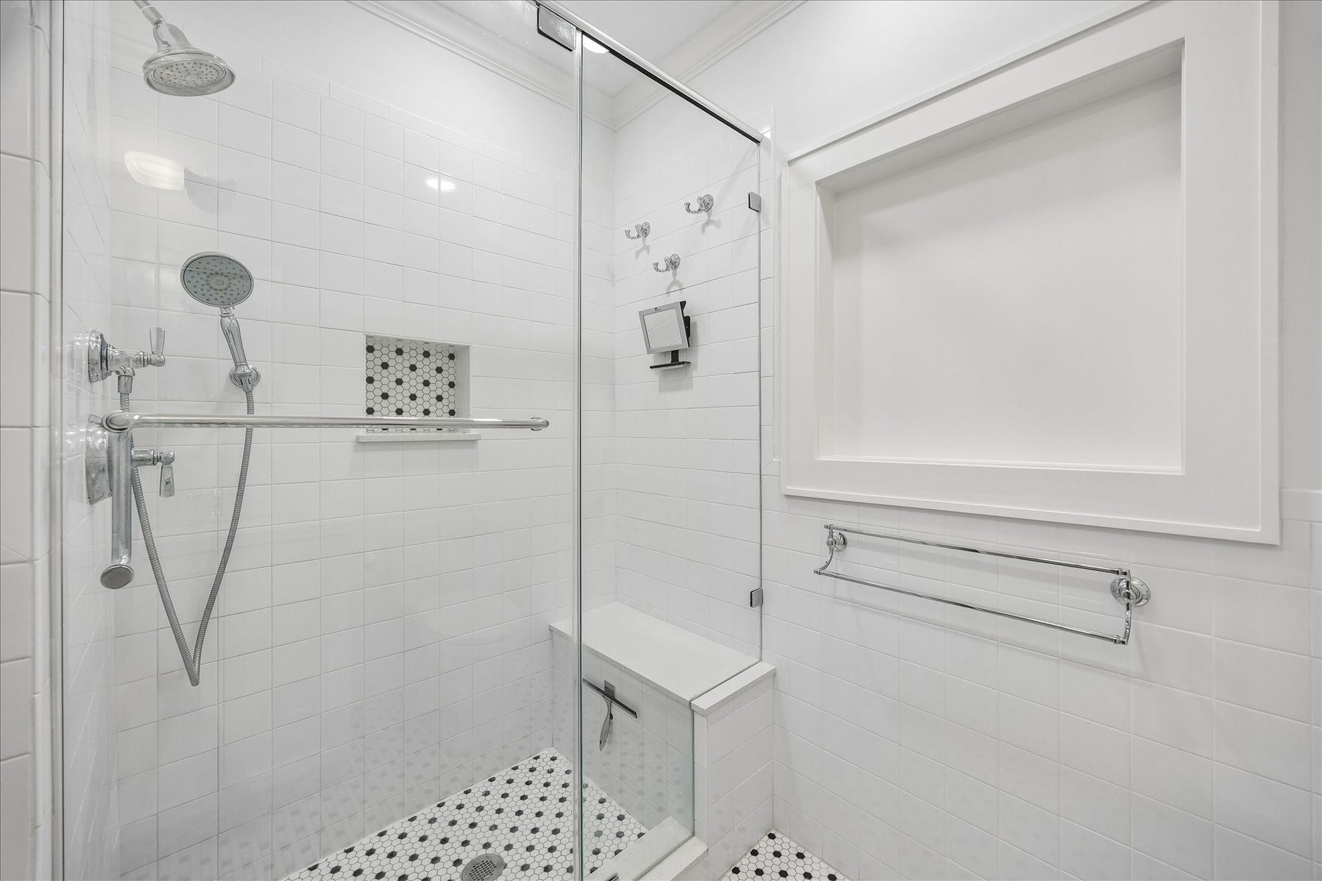 636 Pizer Street, Houston, TX 77009 Seamless glass shower