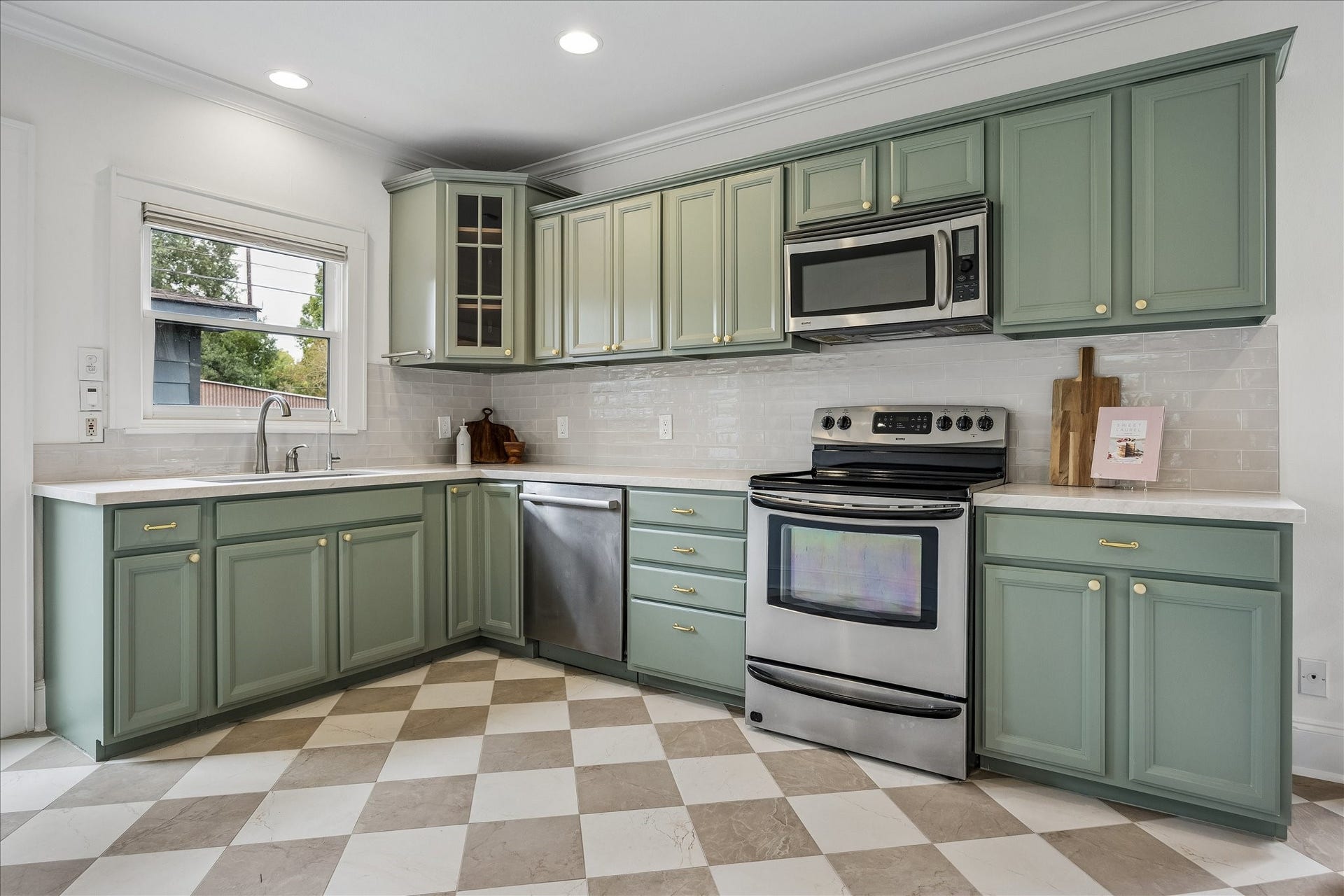 636 Pizer Street, Houston, TX 77009 Stainless steel appliances, and a breakfast nook.