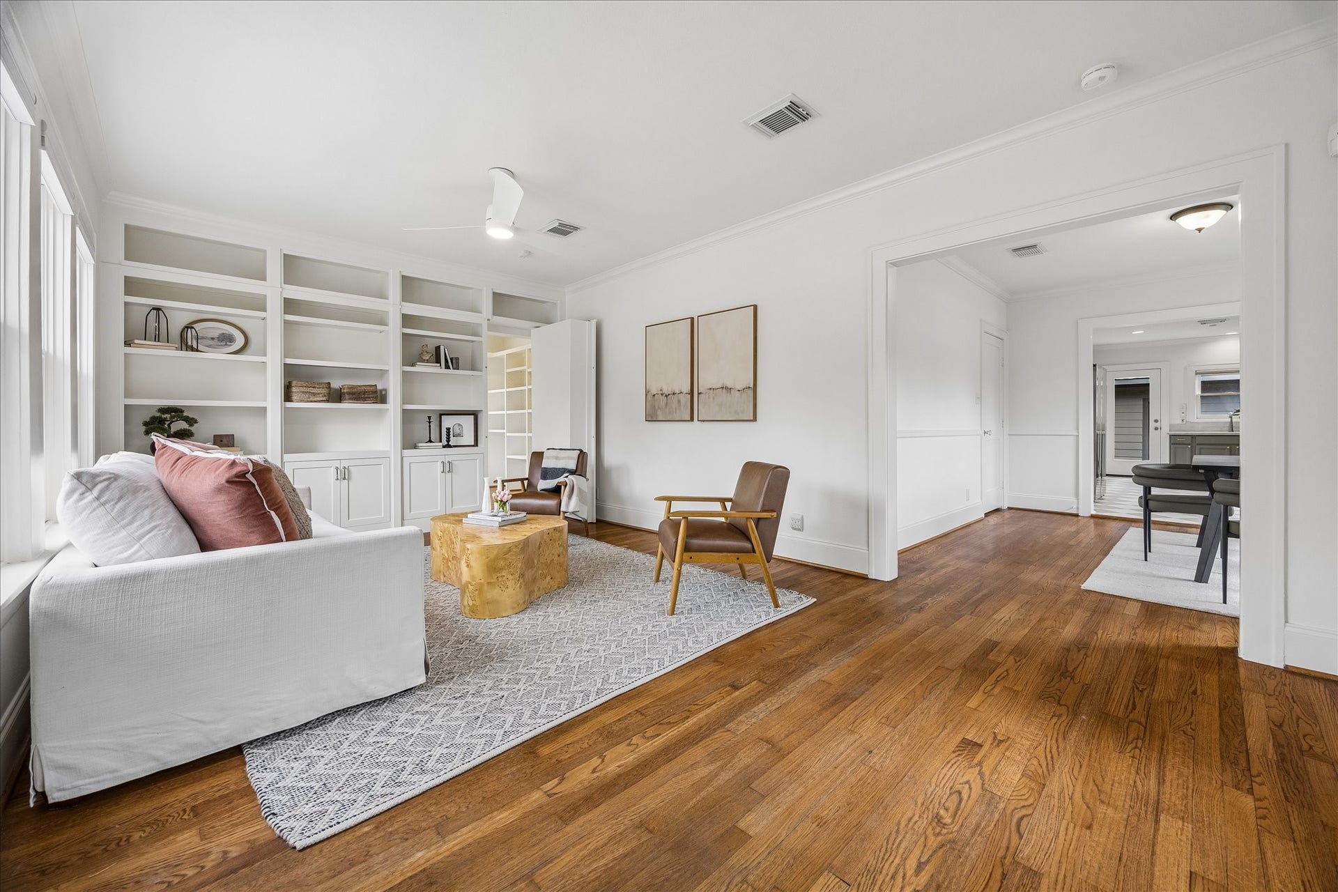 636 Pizer Street, Houston, TX 77009 Lots of natural light