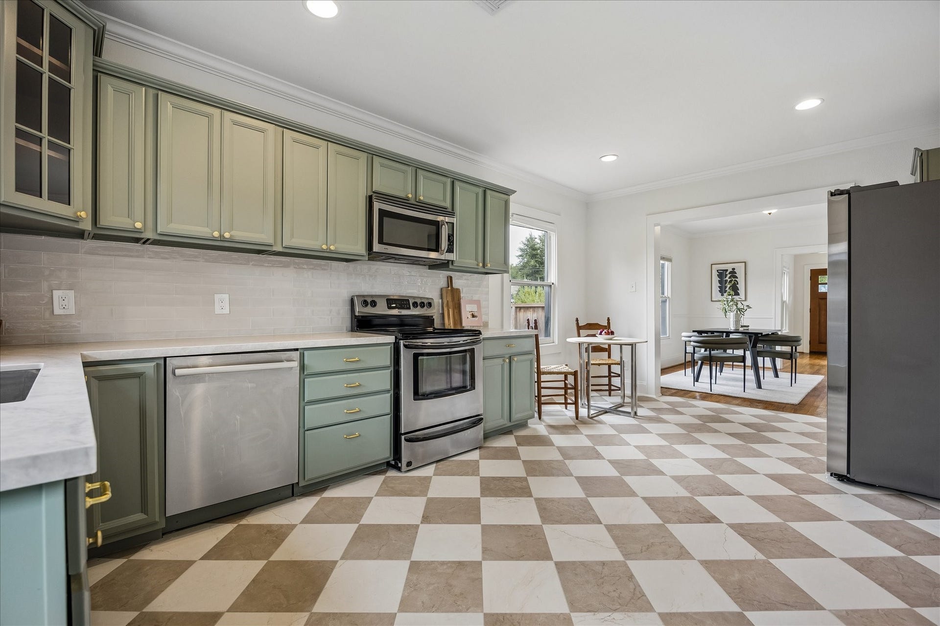 636 Pizer Street, Houston, TX 77009 The kitchen boasts quartz counters and subway tile backsplash