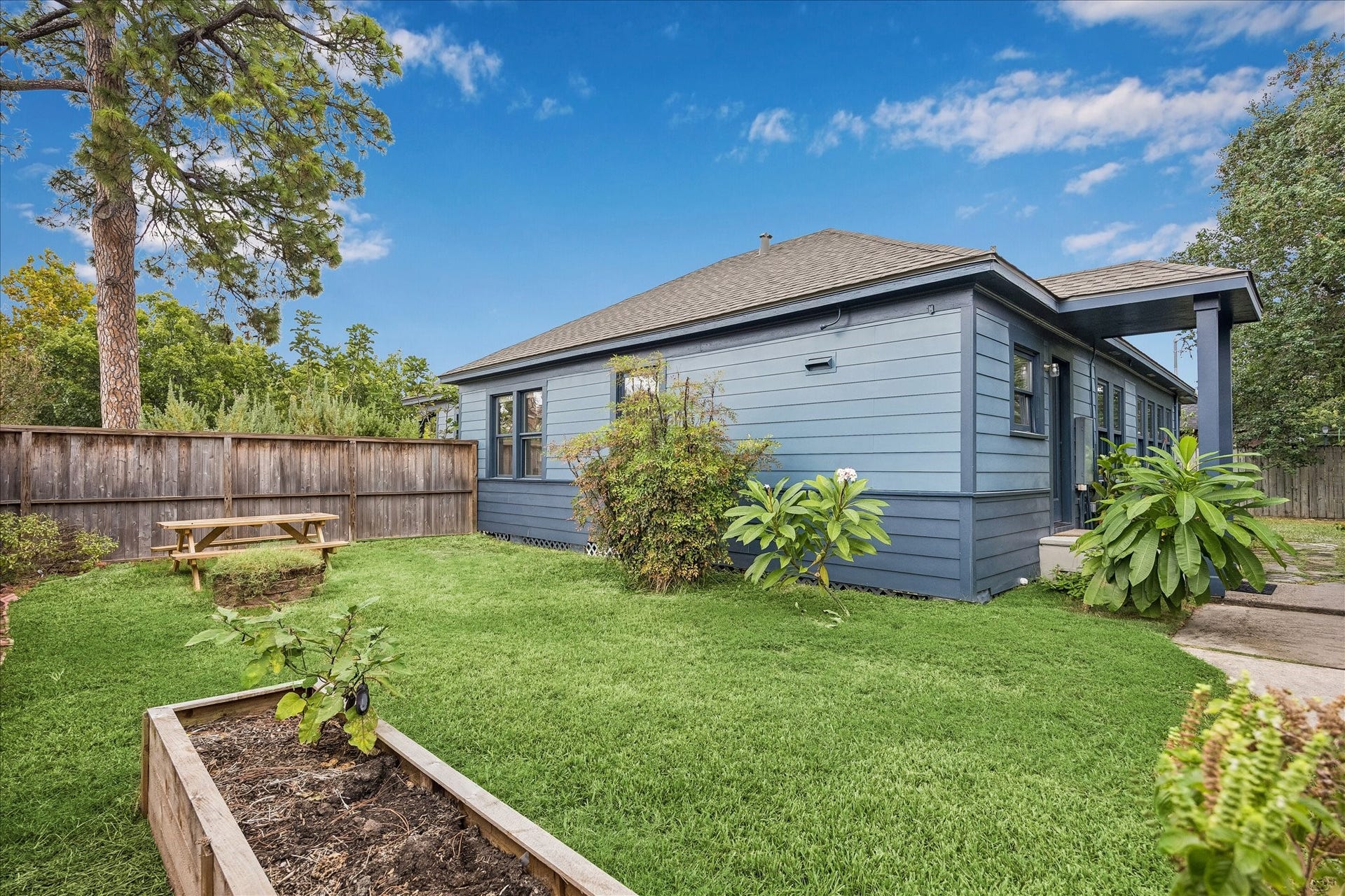 636 Pizer Street, Houston, TX 77009 Exceptional outdoor living!