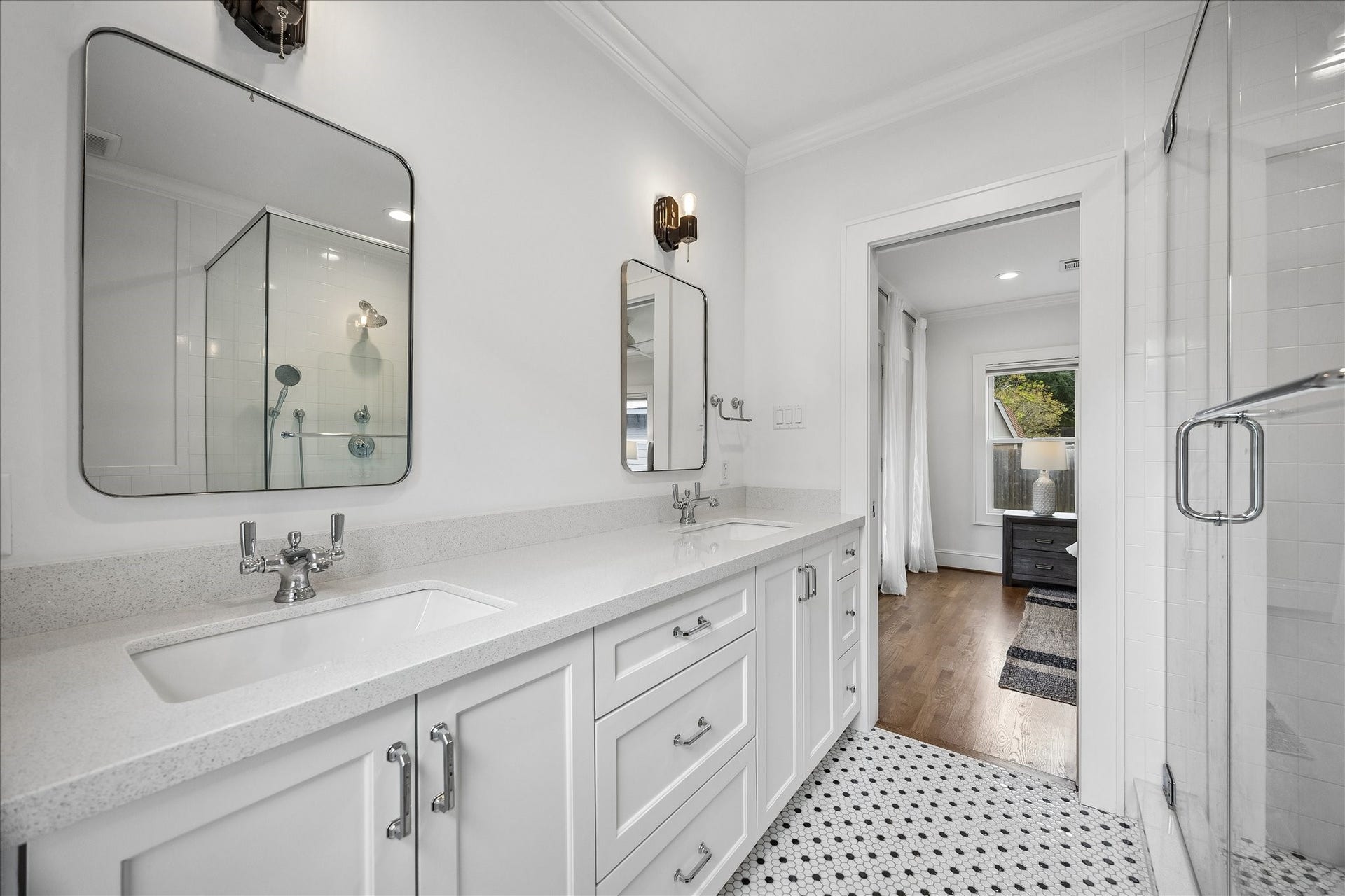 636 Pizer Street, Houston, TX 77009 Primary ensuite bath with dual sinks