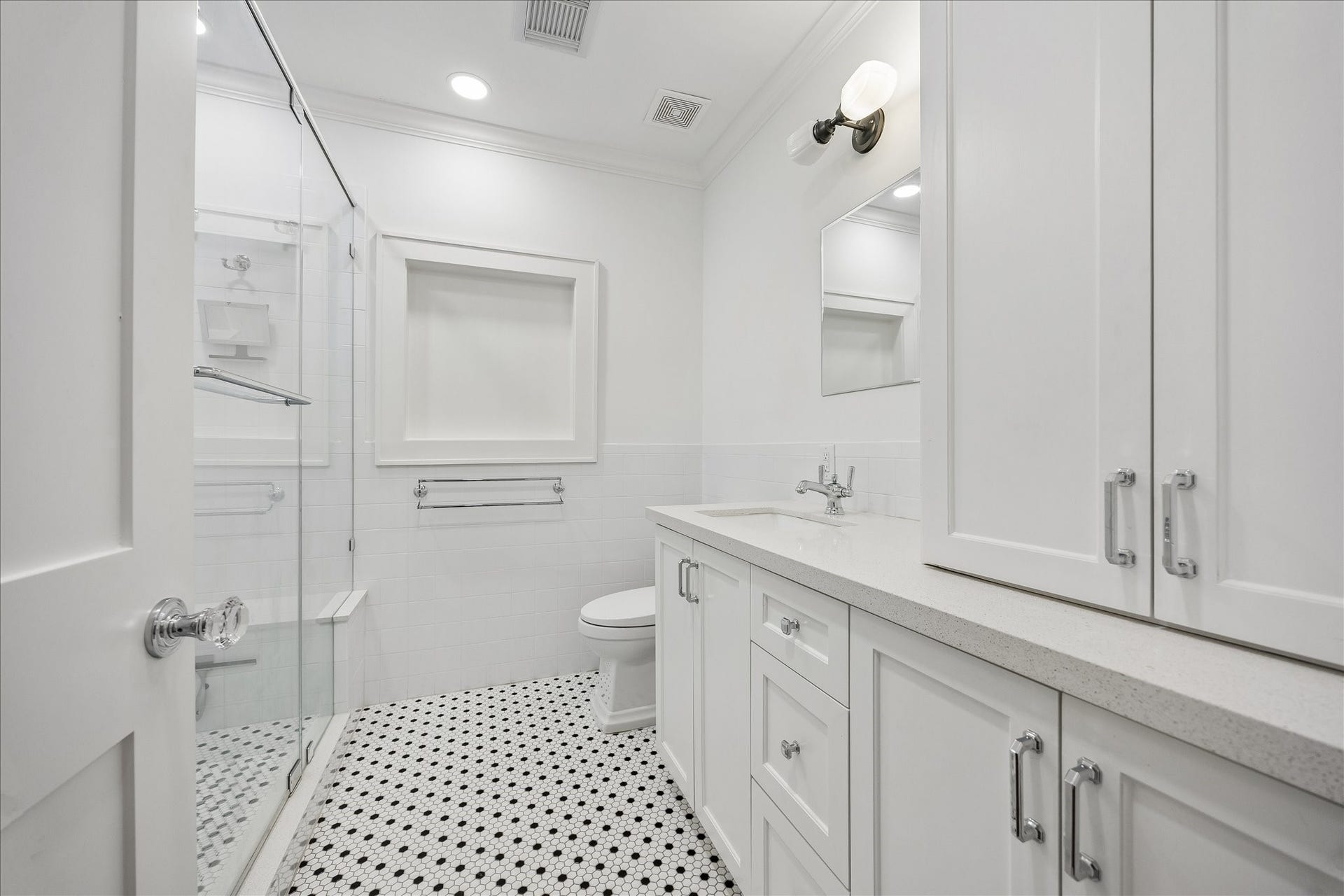 636 Pizer Street, Houston, TX 77009 Updated hall bathroom