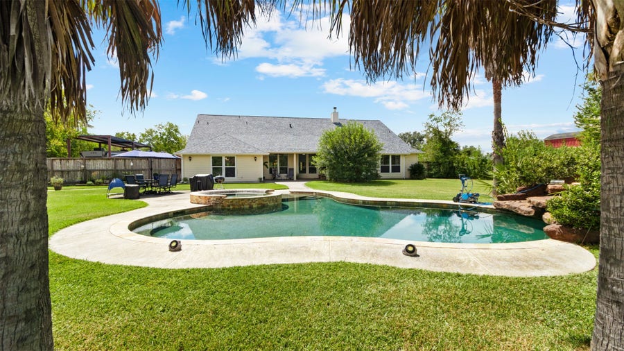 Property photo for 111 County Road 932, Alvin, TX