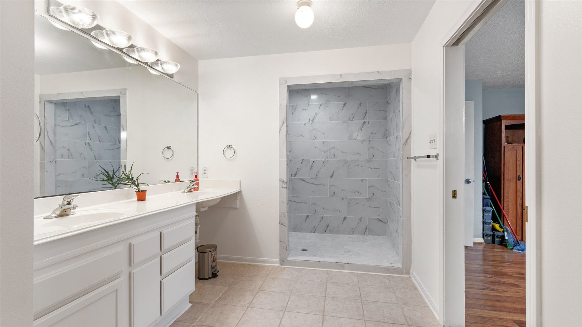 111 County Road 932, Alvin, TX 77511 The second primary bathroom was designed with accessibility in mind, including a wheelchair accessible layout.