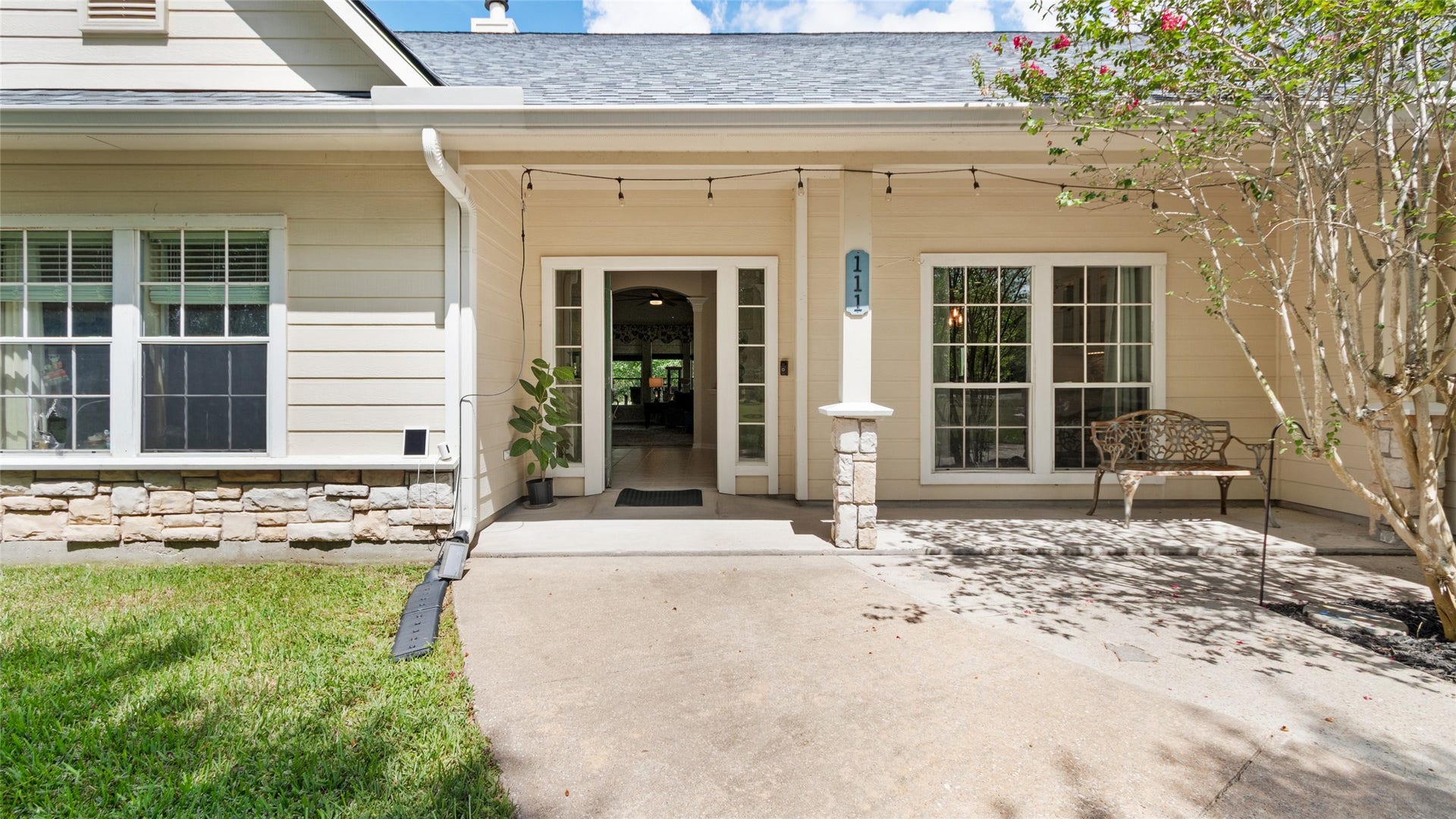 111 County Road 932, Alvin, TX 77511 Let's step inside!