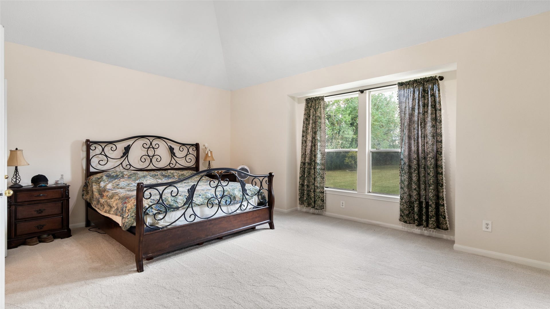 111 County Road 932, Alvin, TX 77511 A spacious primary retreat made even better by the vaulted ceiling overhead.
