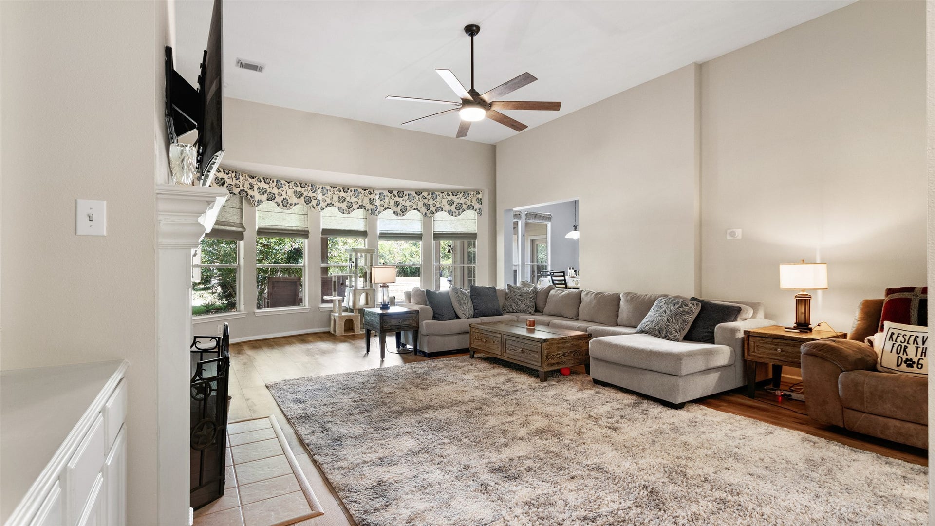 111 County Road 932, Alvin, TX 77511 A spacious living room with plenty of room to settle in and stay awhile.