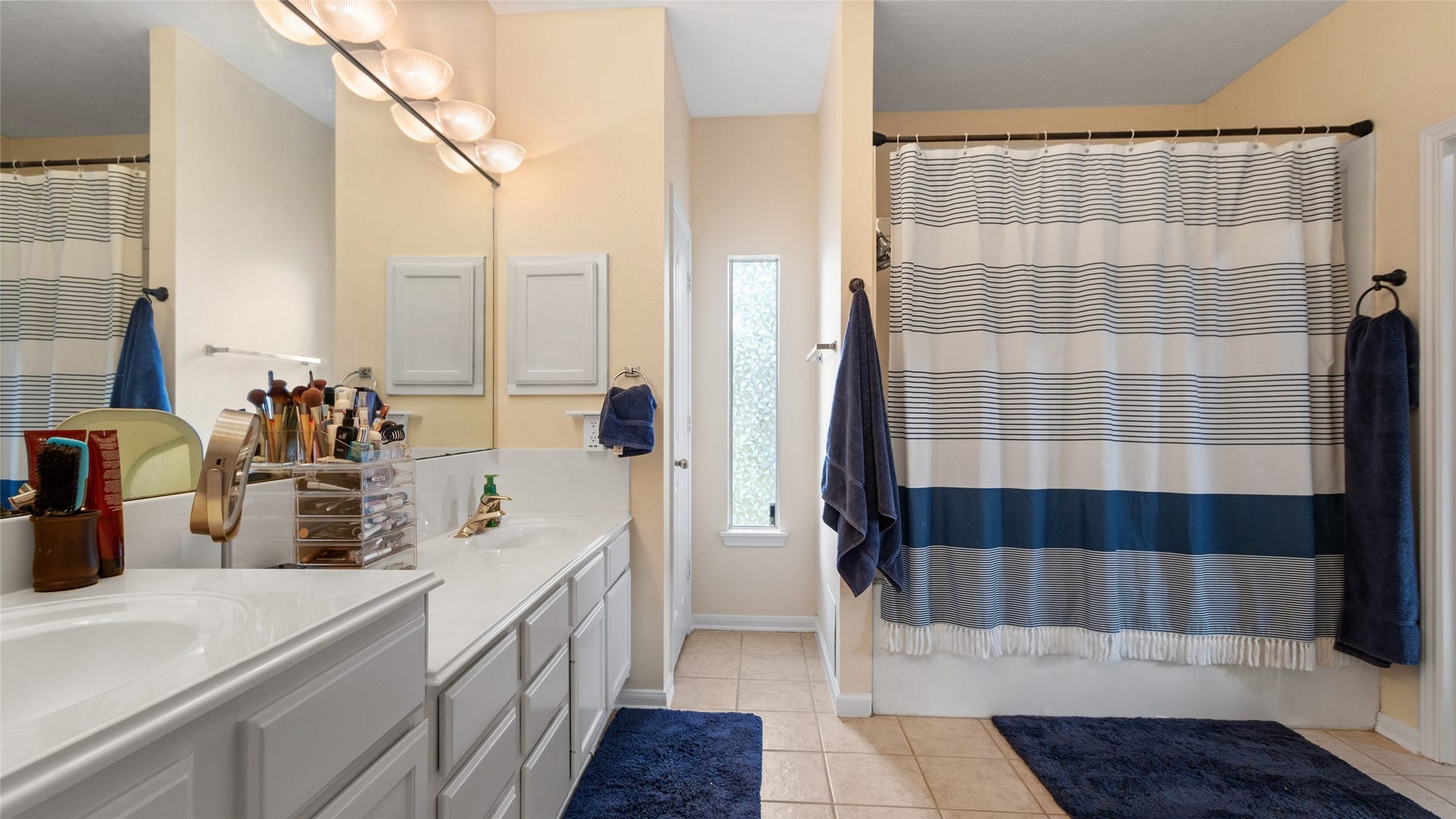 111 County Road 932, Alvin, TX 77511 The primary bath also features a jetted tub with shower.