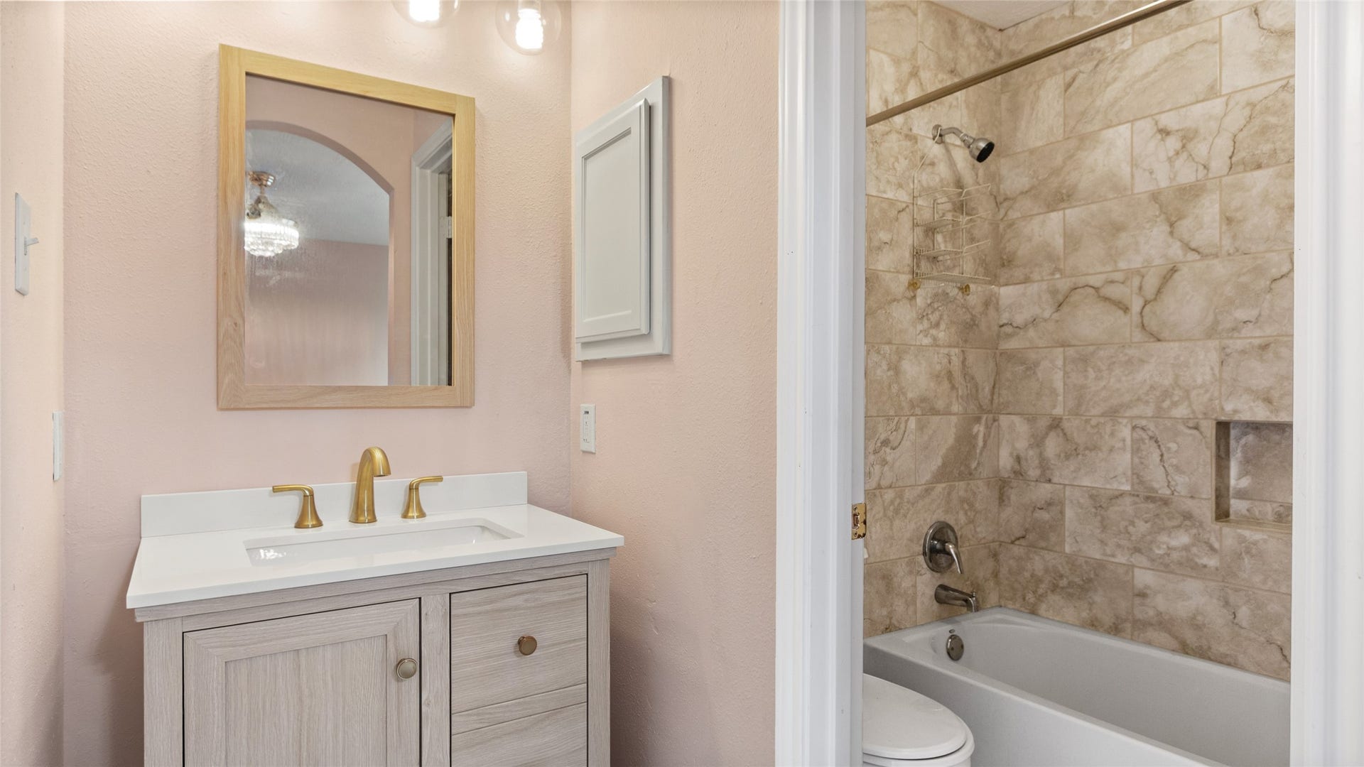 111 County Road 932, Alvin, TX 77511 A full bath attached directly to the upstairs bedroom creates a private guest retreat.