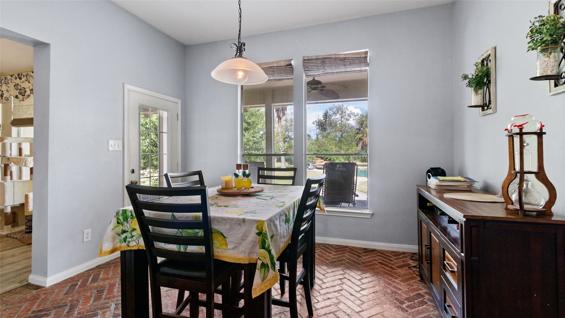 111 County Road 932, Alvin, TX 77511 The perfect everyday dining space right off the kitchen.