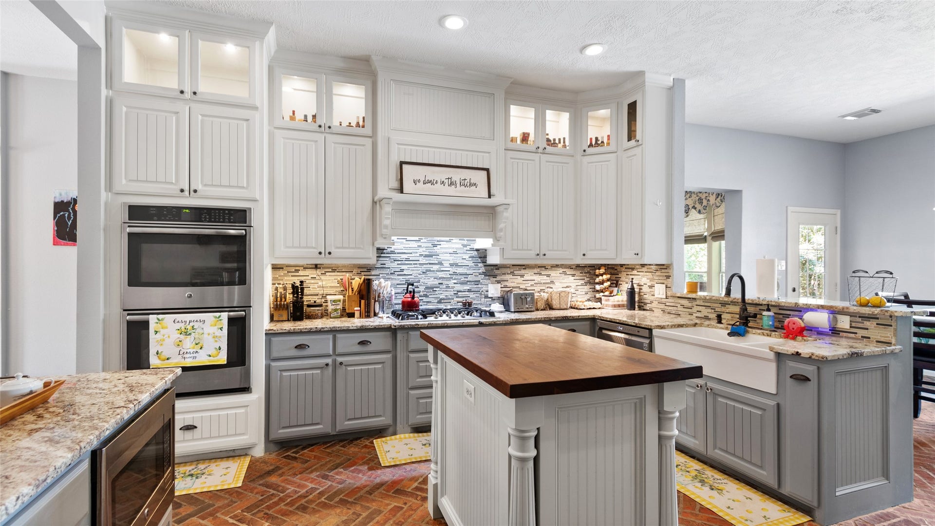 111 County Road 932, Alvin, TX 77511 Spacious kitchen with granite counters, double ovens and plenty of room to gather.