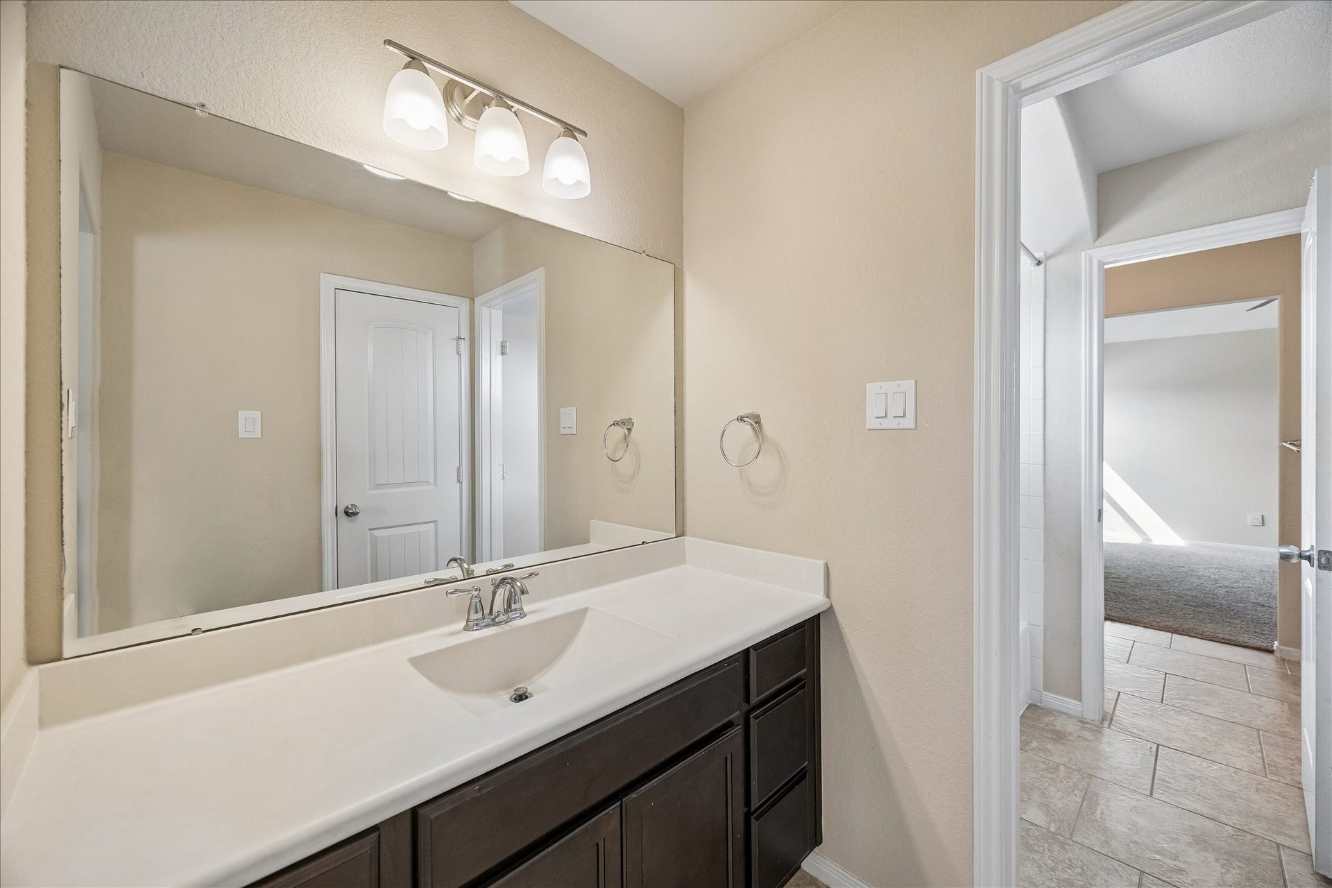 10018 Mahaffey Road, Tomball, TX 77375 Jack and Jill bathroom between two of the upstairs bedrooms.