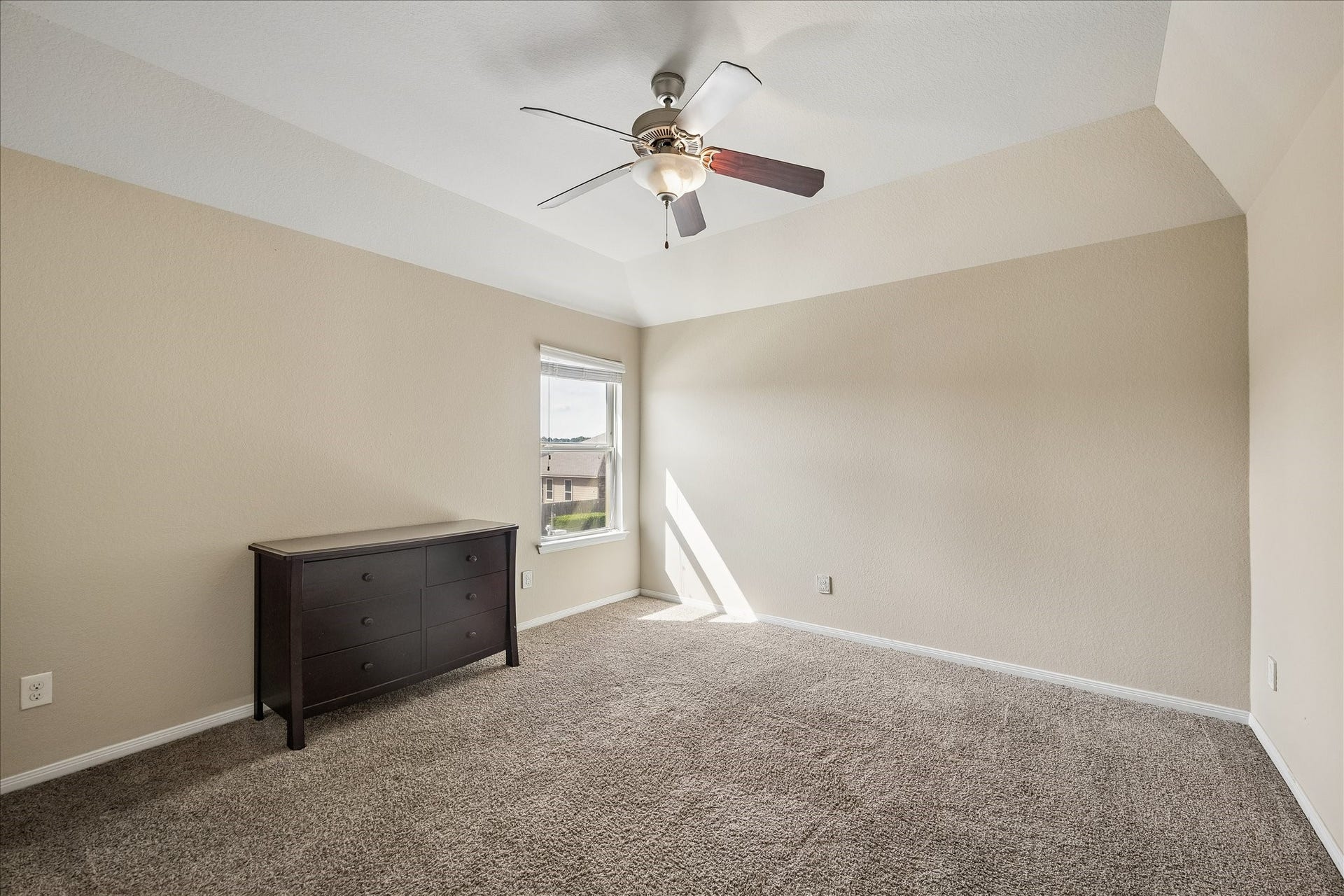 10018 Mahaffey Road, Tomball, TX 77375 Spacious secondary bedroom upstairs.