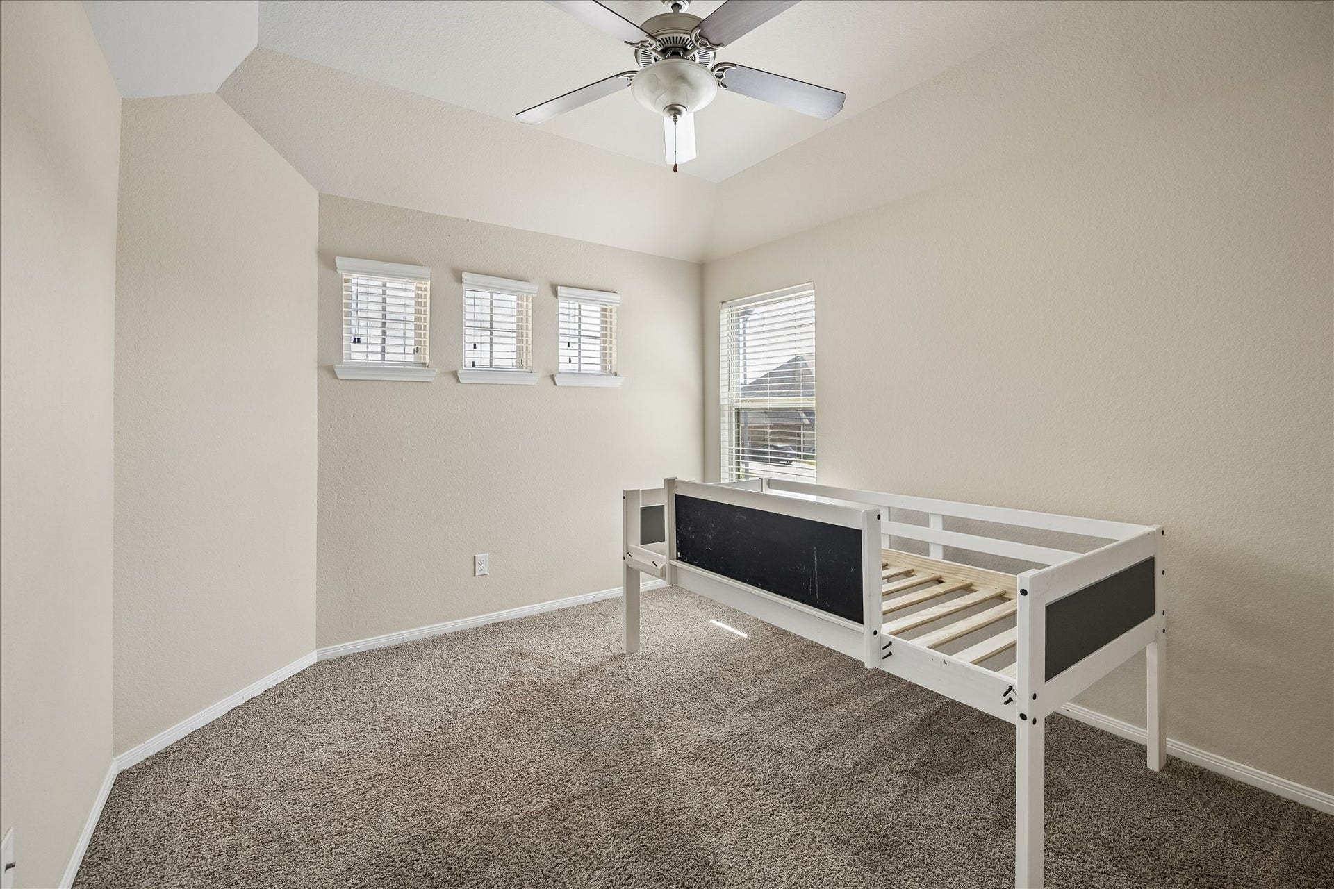10018 Mahaffey Road, Tomball, TX 77375 Another large bedroom upstairs.