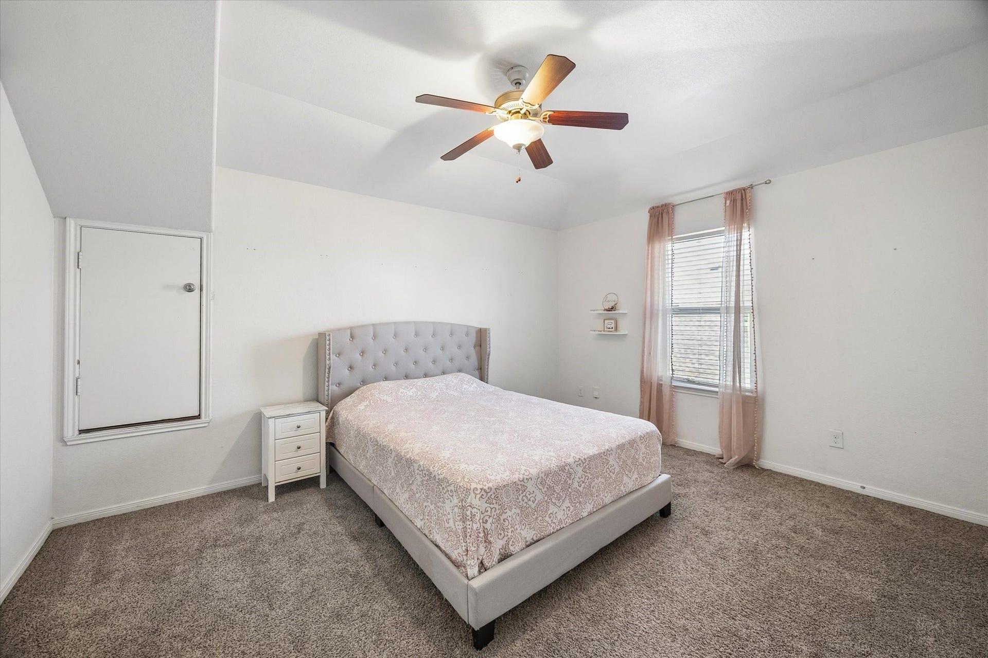 10018 Mahaffey Road, Tomball, TX 77375 Third spacious guest bedroom.