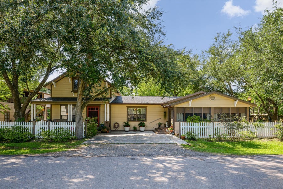 Property photo for 1021 Ave Avenue E, Bacliff, TX